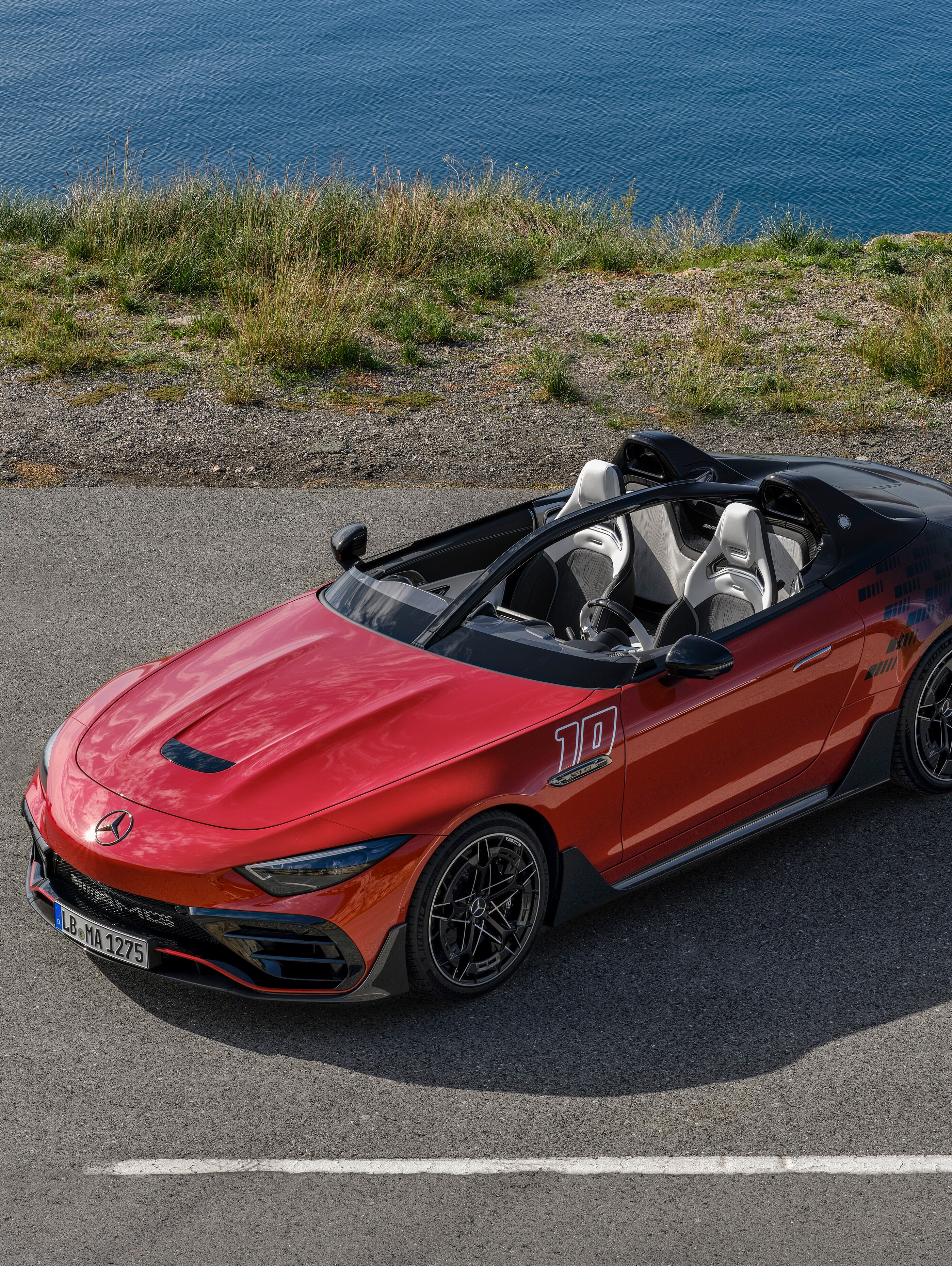 Mercedes-AMG PureSpeed – exkluzívny dvojmiestny roadster zaparkovaný pri mori.