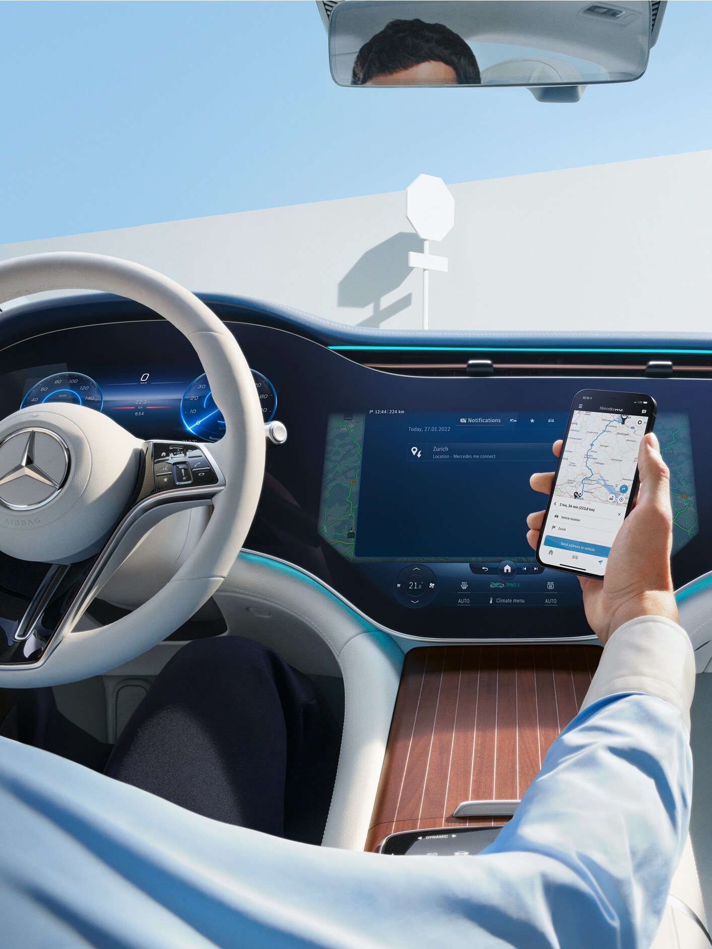 Muž na sedadle vodiča prepája svoj chytrý telefón so svojím vozidlom, aby mohol začať používať Digitálne doplnky.