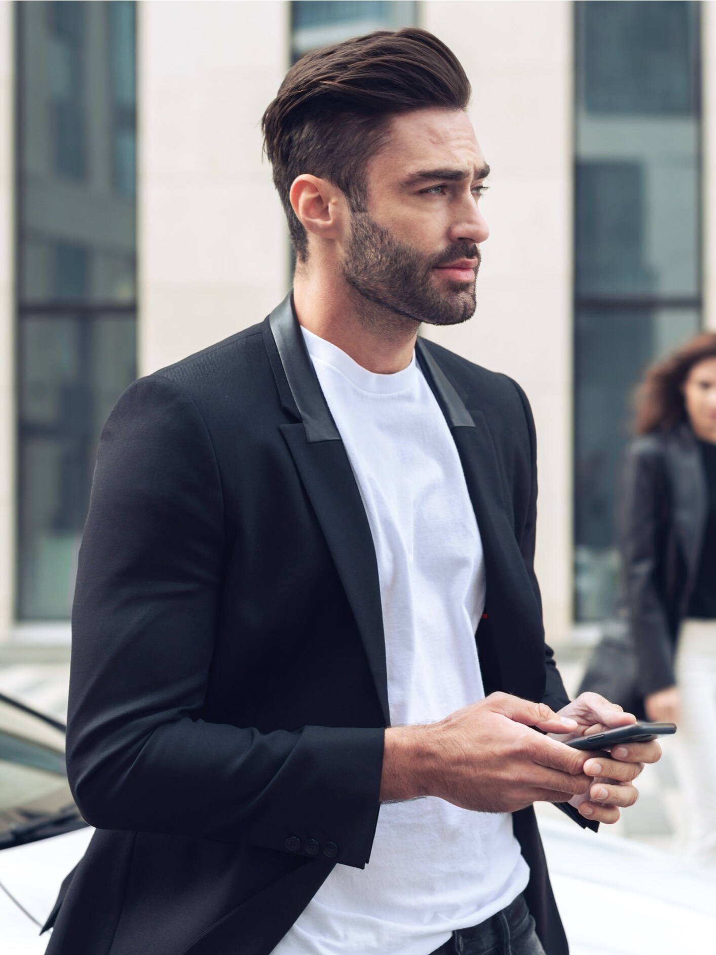 Muž spravuje flotilu vozidiel pomocou funkcie fleetshare by Mercedes-Benz.