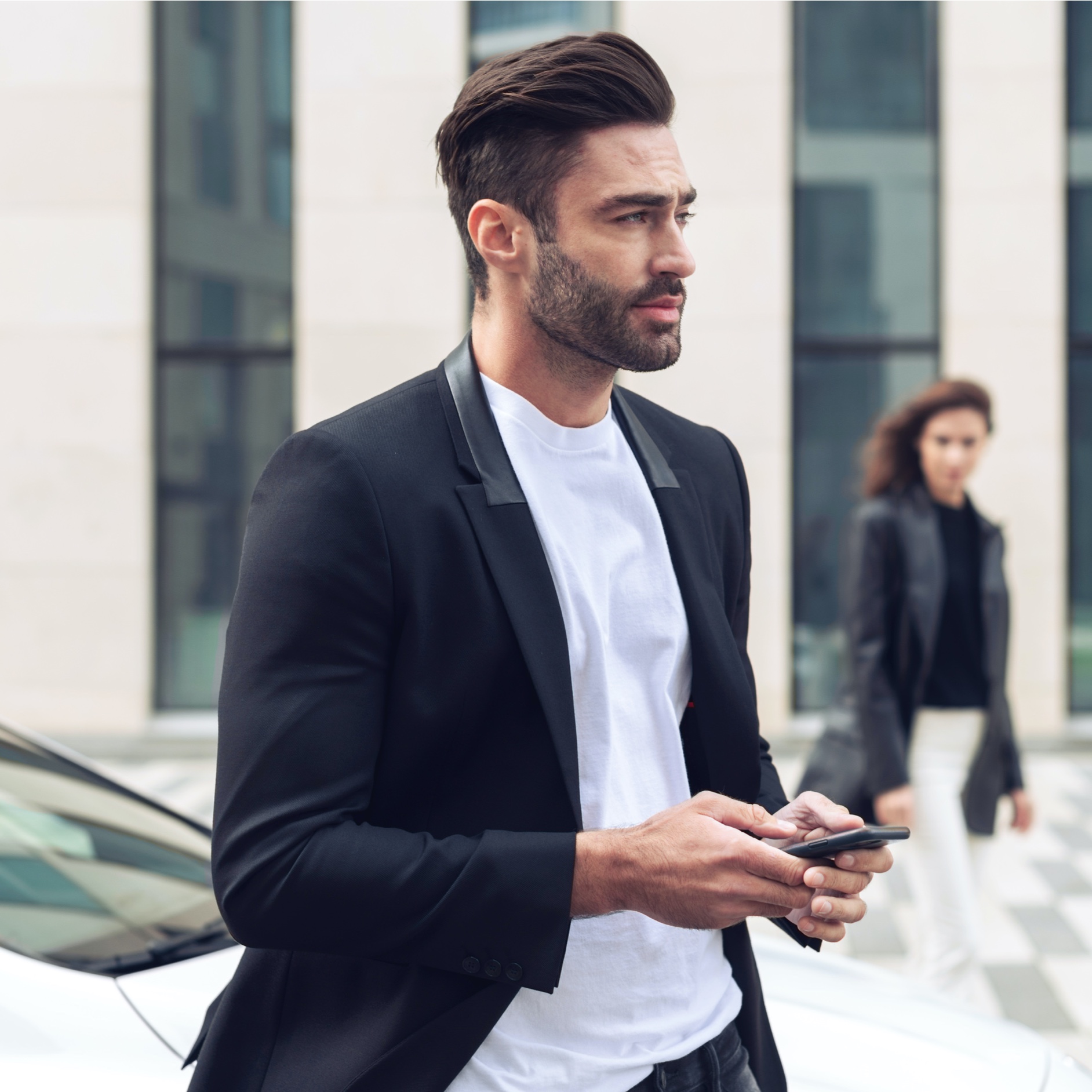 Váš vozový park bez kľúčov z výrobného závodu | Pre podnikateľov | Mercedes-Benz Muž spravuje flotilu vozidiel pomocou funkcie fleetshare by Mercedes-Benz.