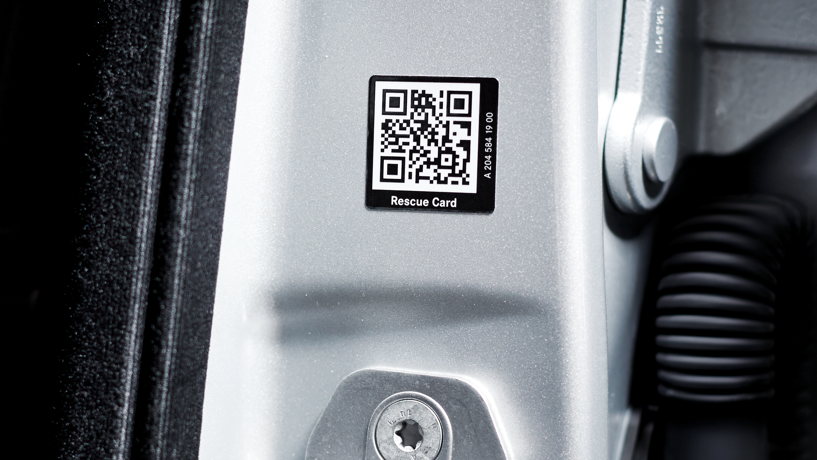 Záchranná nálepka | Mercedes-Benz Záchranná nálepka v ráme dverí vášho vozidla Mercedes-Benz ponúka správny prehľad pre najrýchlejšiu možnú záchranu.