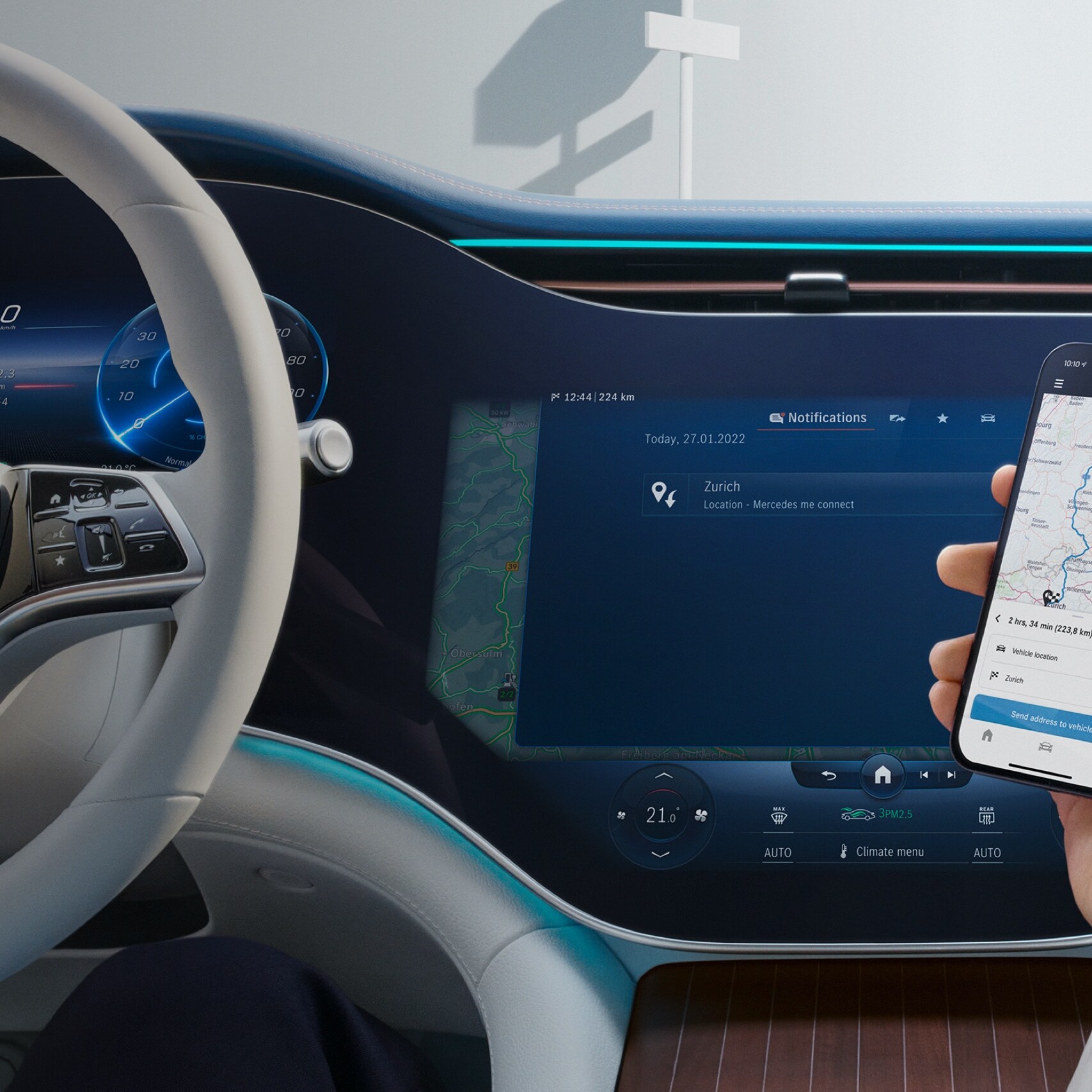 Muž otvára aplikáciu Mercedes-Benz na svojom chytrom telefóne.