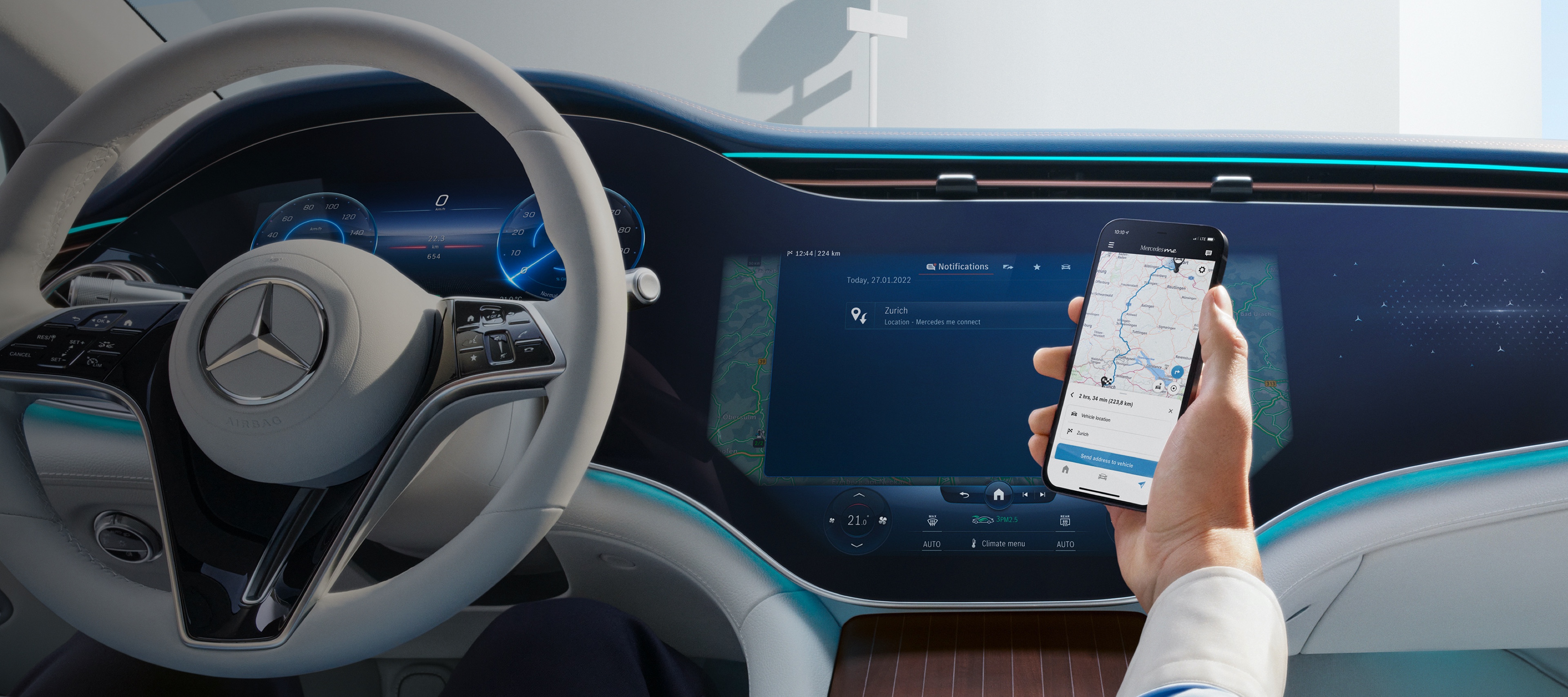 Aplikácie | Mercedes-Benz Muž otvára aplikáciu Mercedes-Benz na svojom chytrom telefóne.