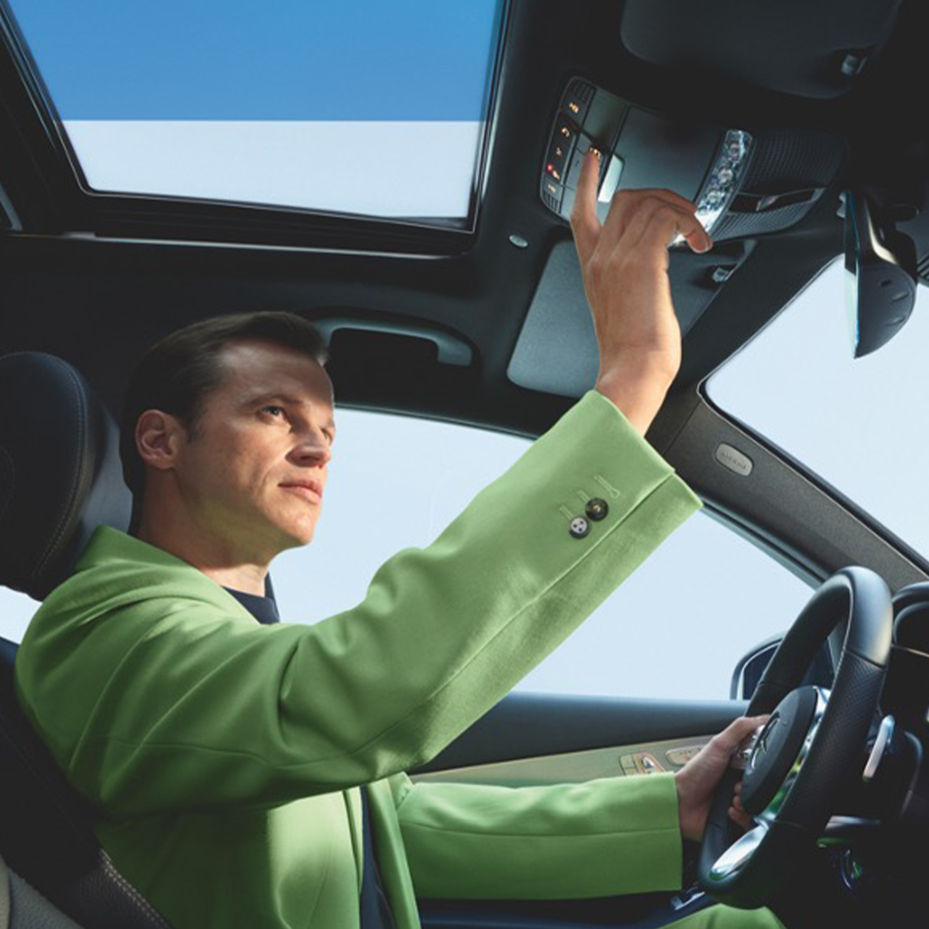 Systém núdzového volania Mercedes-Benz | Sériová výbava | Mercedes-Benz Systém núdzového volania Mercedes-Benz ako súčasť sériovej výbavy Digitálnych doplnkov Mercedes-Benz.