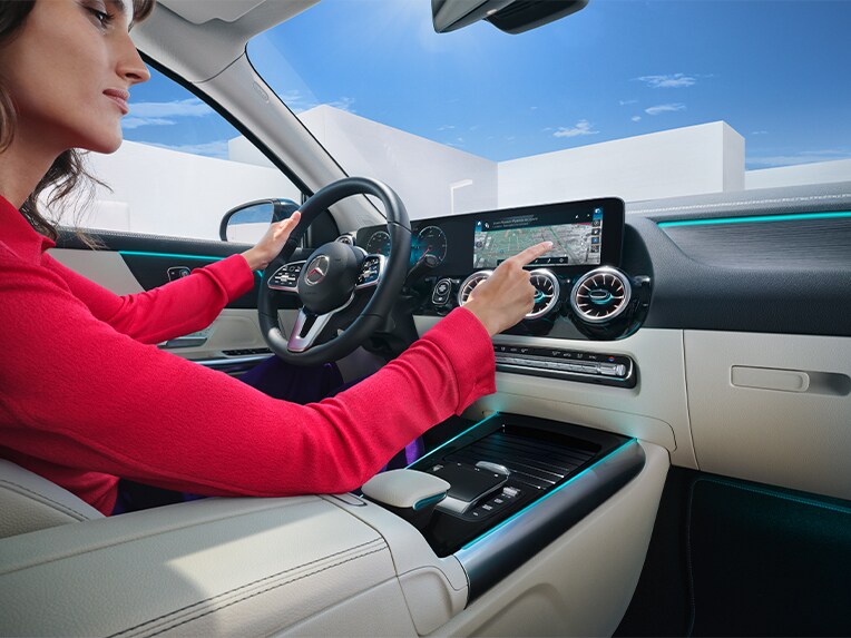 Onlinové vyhľadávanie ako jeden z mnohých digitálnych doplnkov od značky Mercedes-Benz.