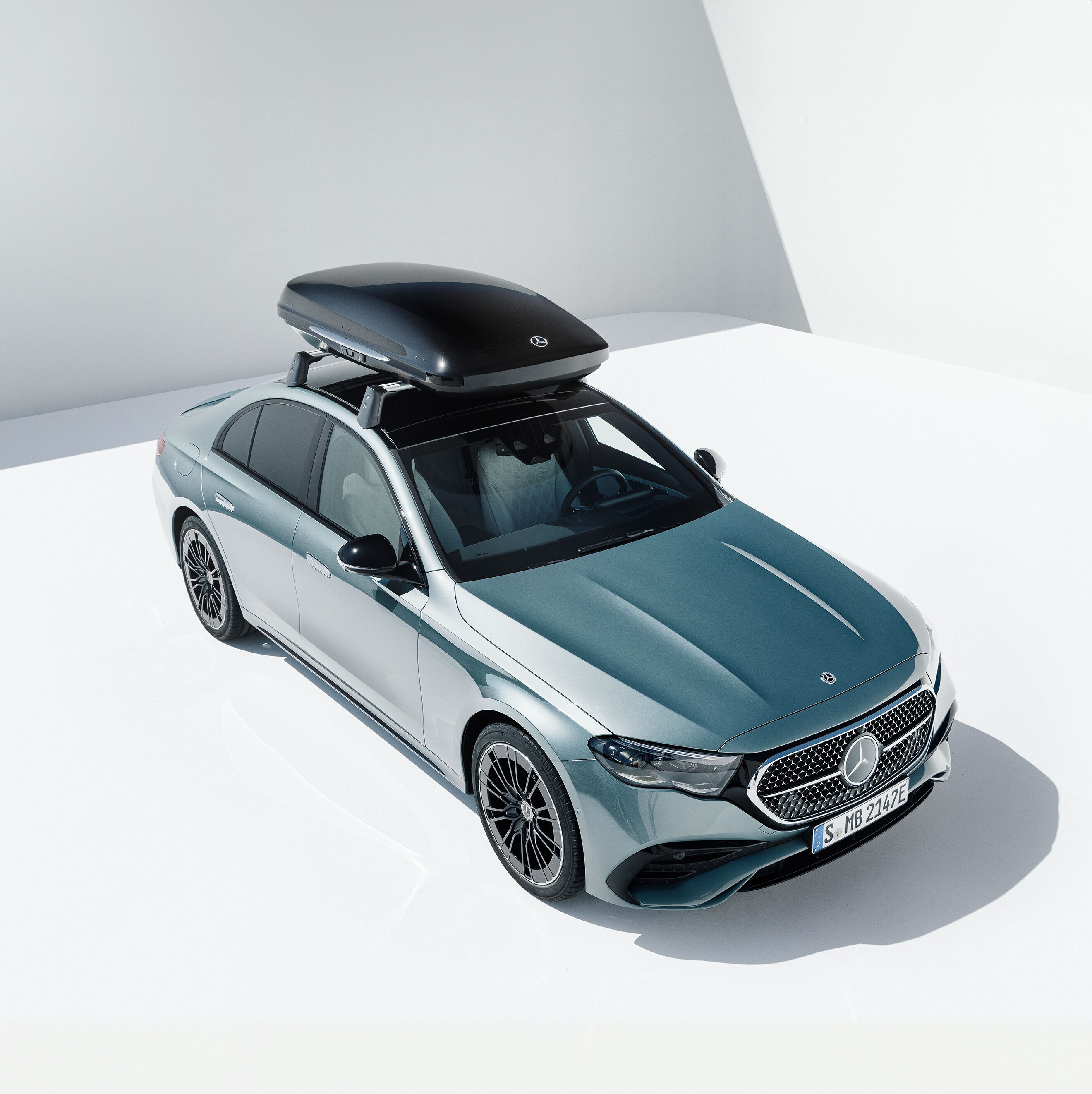 Strieborné vozidlo značky Mercedes-Benz s&nbsp;nosníkom