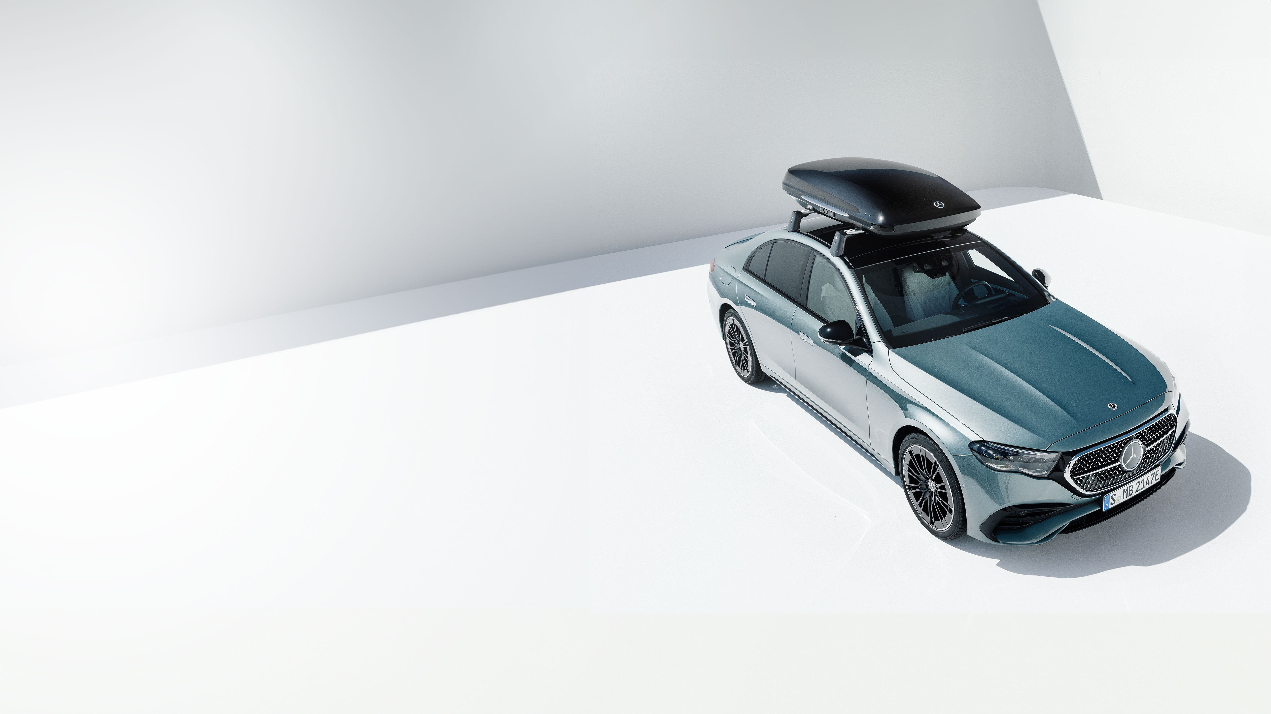 Technické príslušenstvo Mercedes-Benz Strieborné vozidlo značky Mercedes-Benz s nosníkom