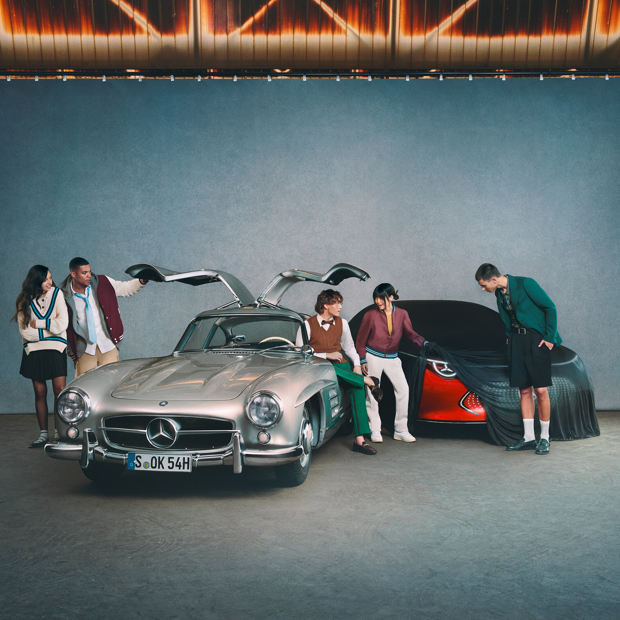 Predný záber viacerých vozidiel Mercedes-Benz.