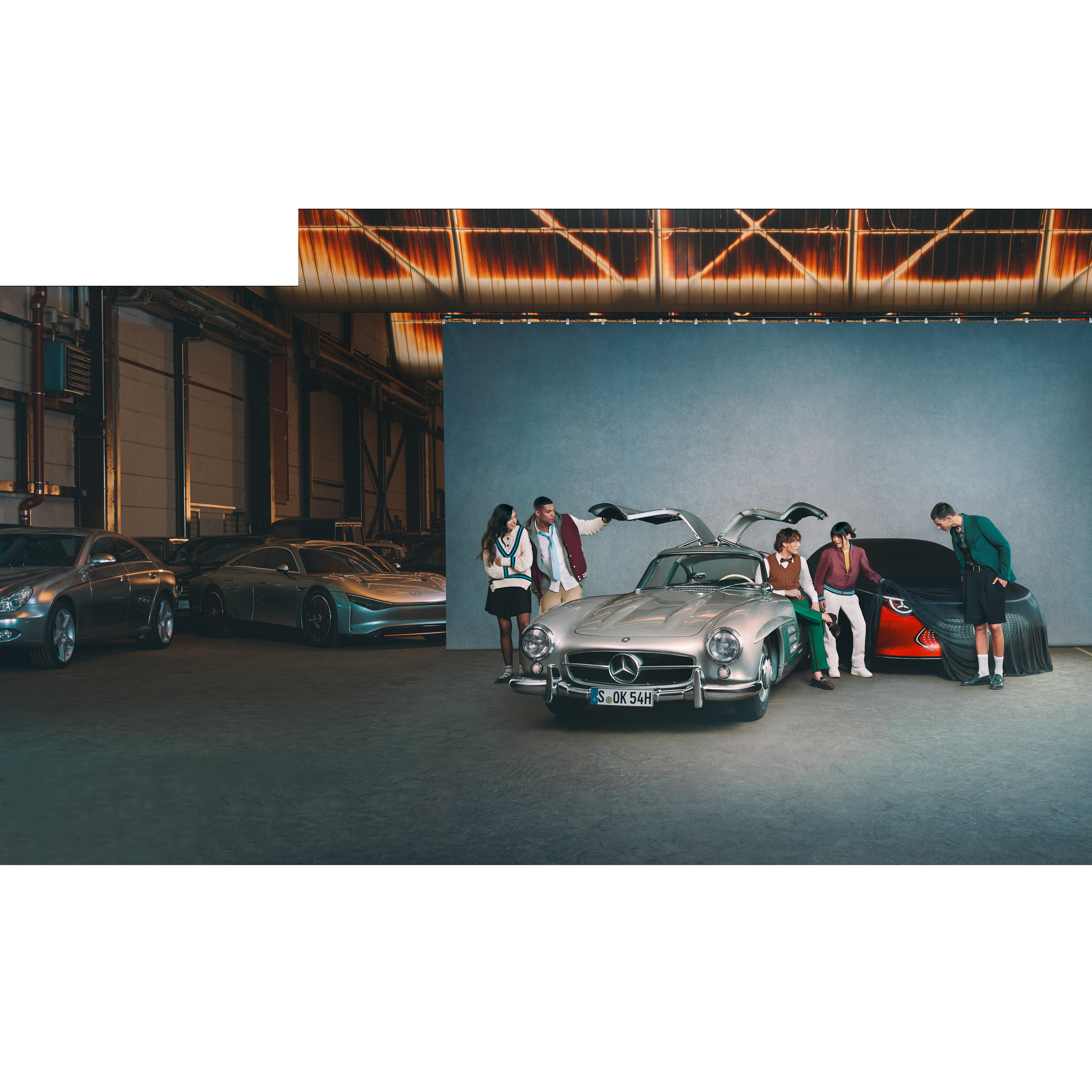 Defining Class | Mercedes-Benz Predný záber viacerých vozidiel Mercedes-Benz.
