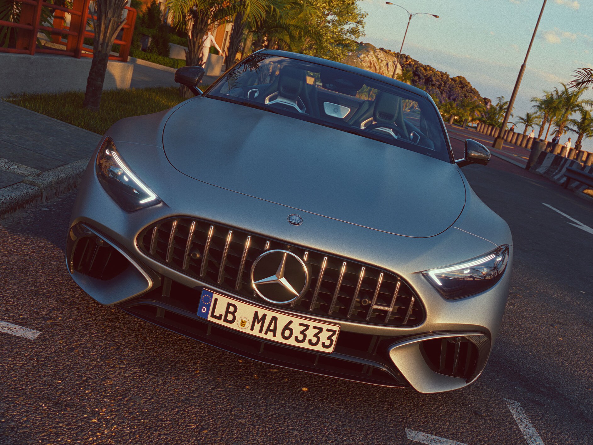 Pohľad spredu na Mercedes-AMG SL roadster zaparkovaný na ulici.