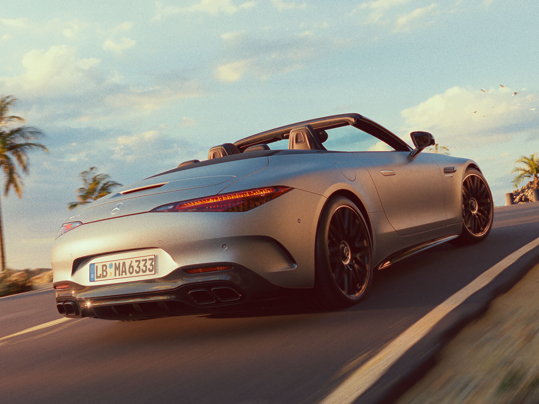 Pohľad zboku na model Mercedes-AMG SL roadster počas jazdy po ceste.