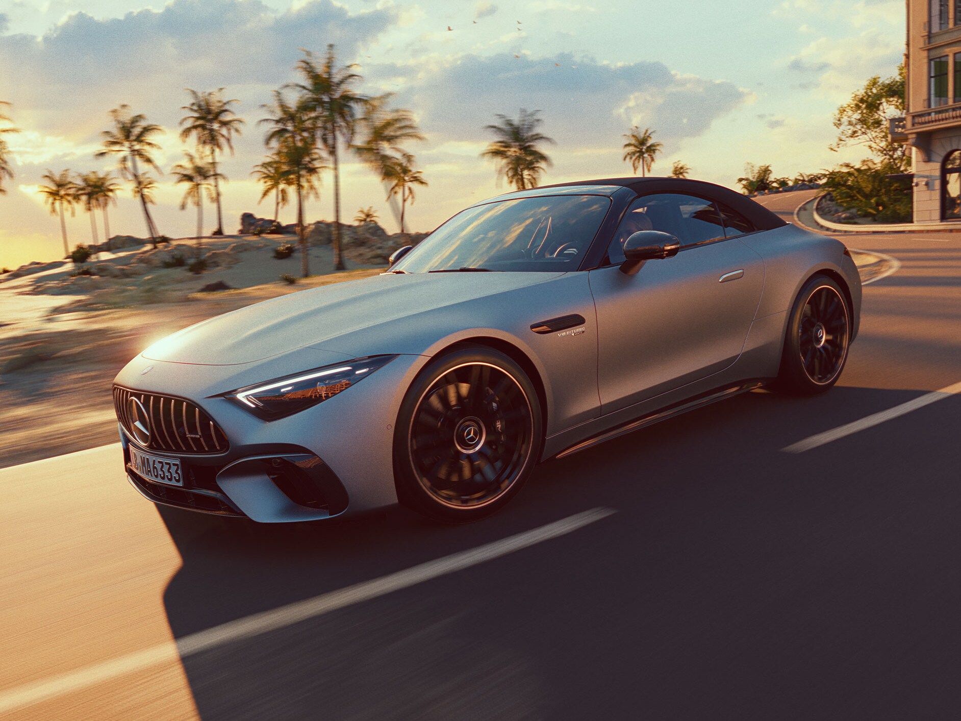 Pohľad zboku na Mercedes-AMG SL roadster pri jazdení po ceste.