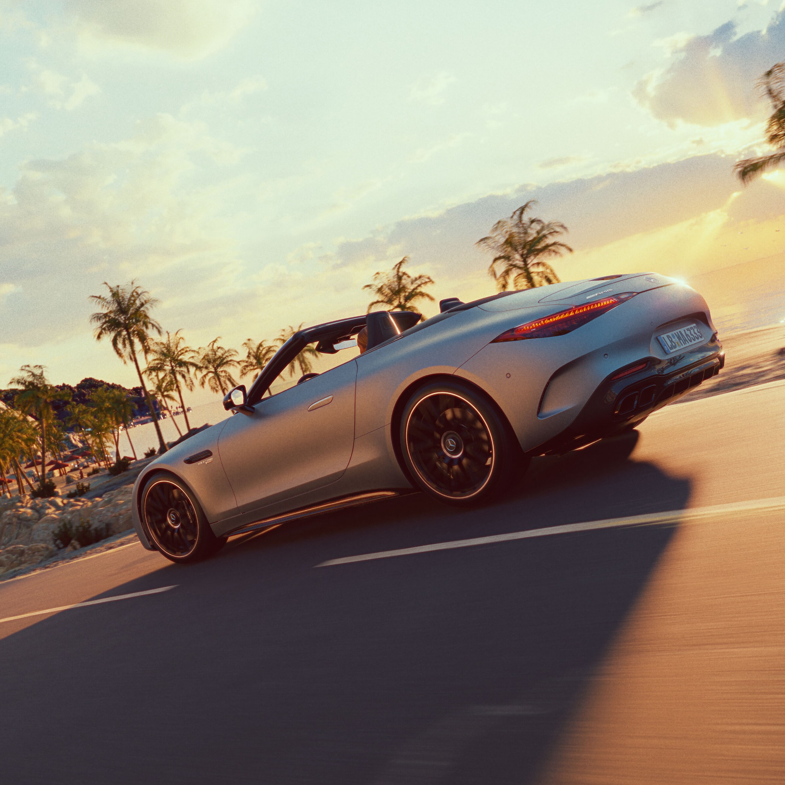 Mercedes-AMG SL roadster pri pohľade zboku počas jazdy s&nbsp;palmami v&nbsp;pozadí.