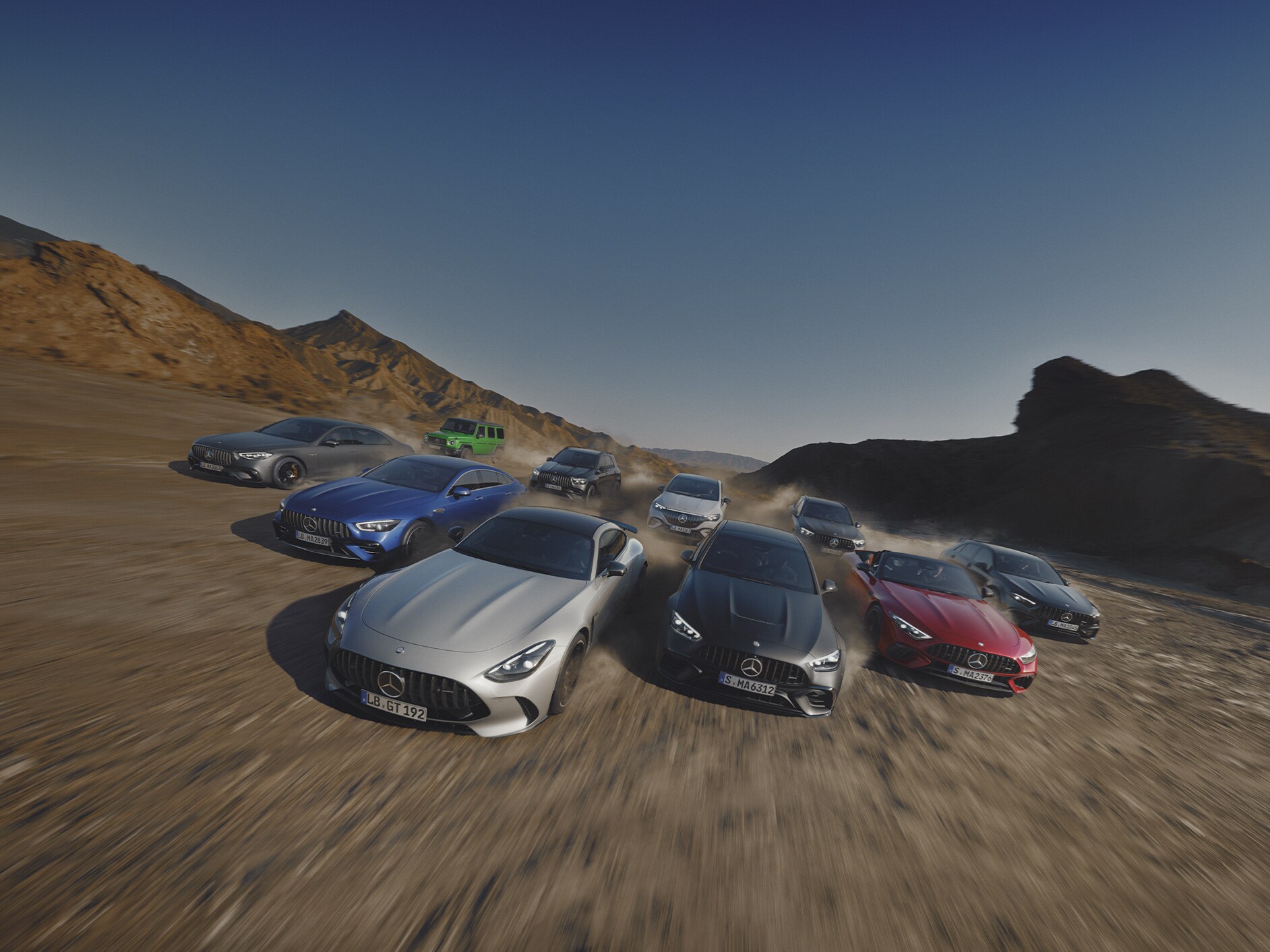 Pohľad spredu na viaceré vozidlá Mercedes-AMG.