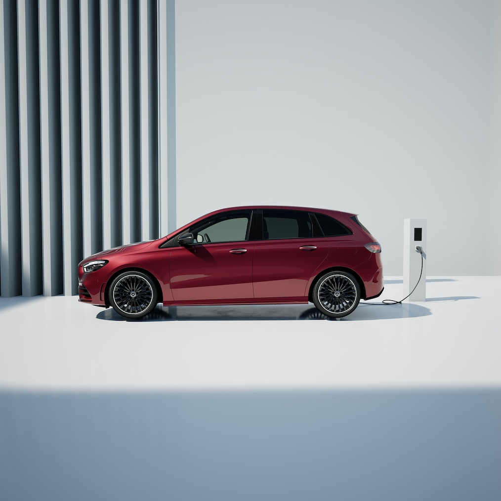 Mercedes-Benz Triedy B s hybridným pohonom dobíjateľným zo siete počas nabíjania na verejnej nabíjacej stanici.