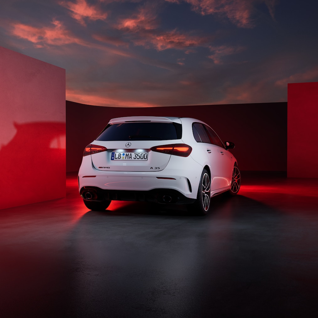 Mercedes-AMG A 35 4MATIC pri bočnom pohľade spredu/zozadu.