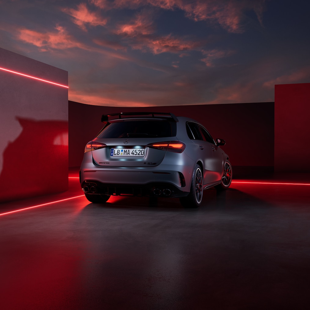 Mercedes-AMG A 45 S 4MATIC+ pri bočnom pohľade spredu/zozadu.