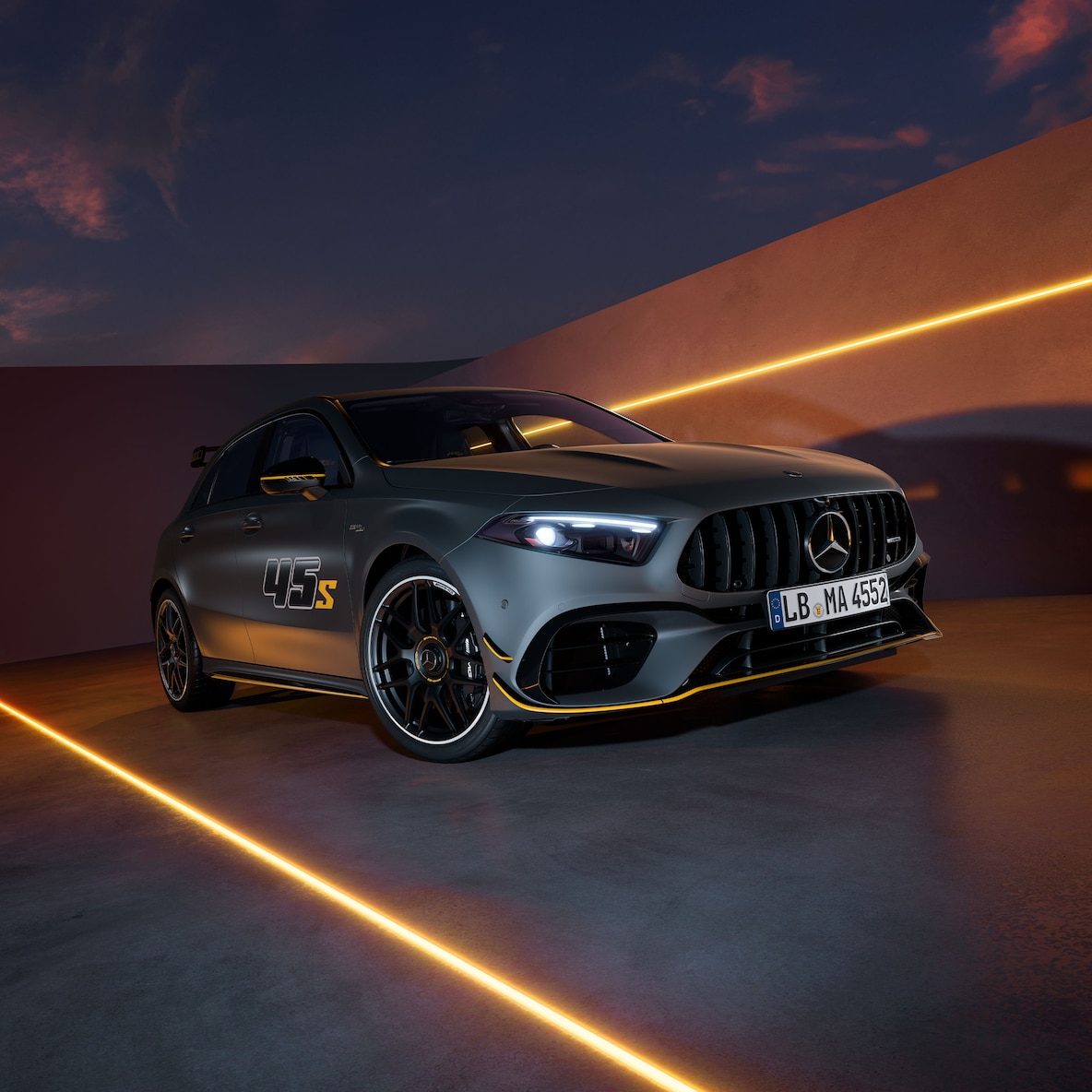 Mercedes-AMG A 45 S 4MATIC+ Final Edition vo farbe MANUFAKTUR horská sivá MAGNO alebo nočná čierna.