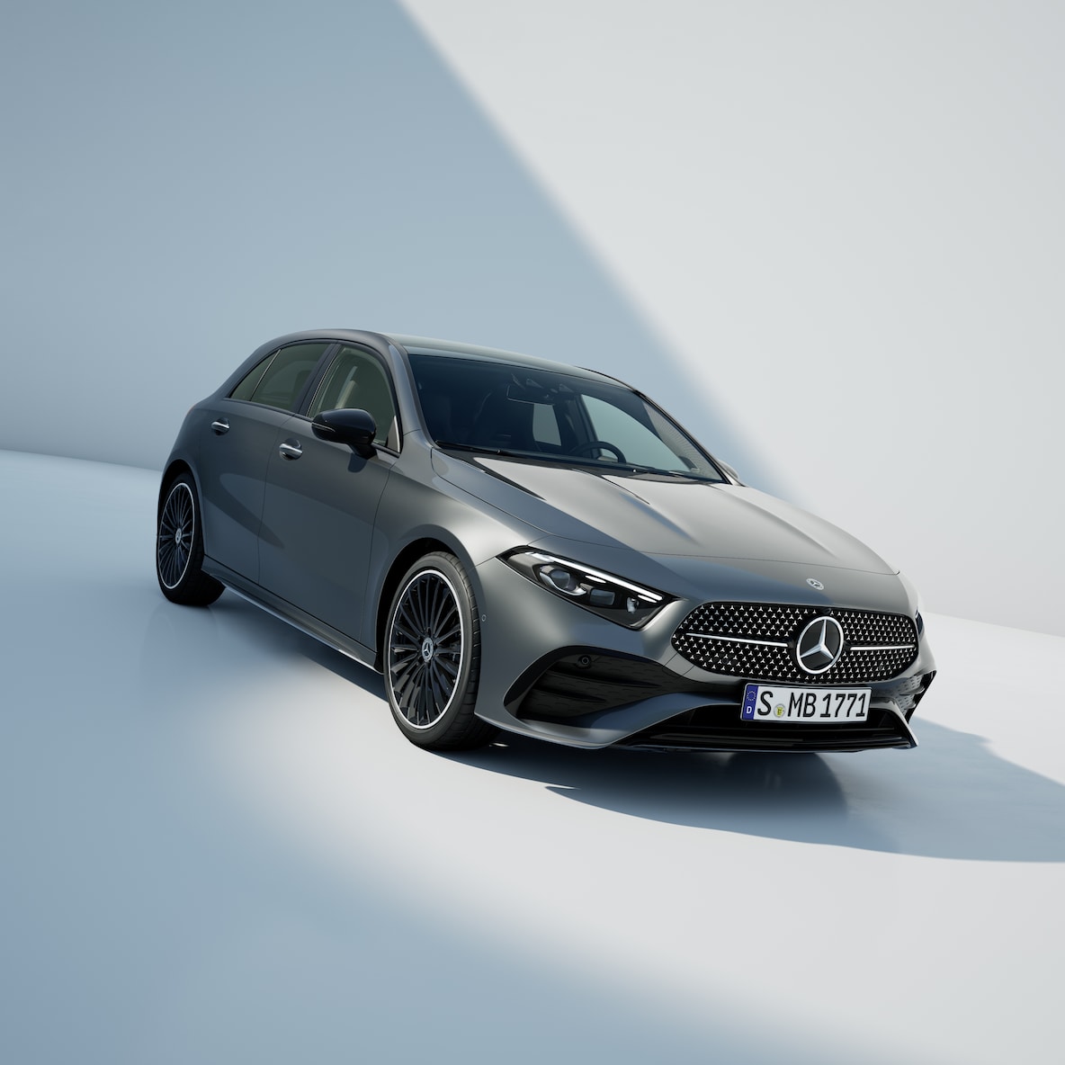 Bočný pohľad spredu na Triedu A od značky Mercedes-Benz.