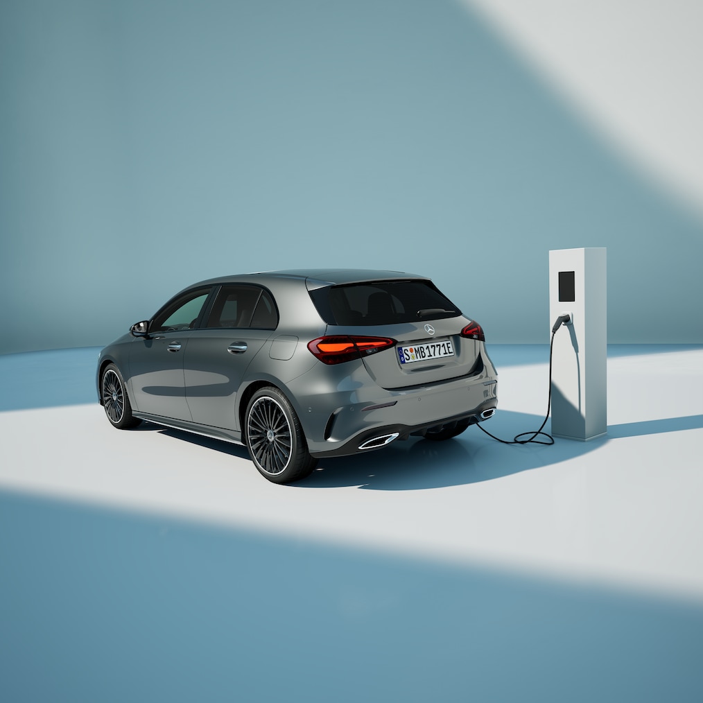 Pohľad na model Mercedes-Benz A 250 e s technológiou hybridného pohonu EQ stojaci na nabíjacej stanici.