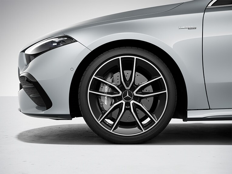 Disk AMG z ľahkej zliatiny s dizajnom piatich zdvojených lúčov sedanu Mercedes-AMG Triedy A.