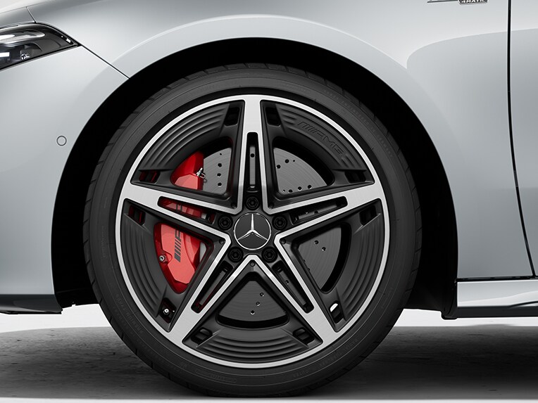 Exteriér sedanu Mercedes-AMG Triedy A s načerveno nalakovanými strmeňmi bŕzd.