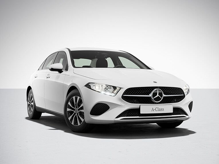 Exteriér sedanu Triedy A od značky Mercedes-Benz so sériovou výbavou.