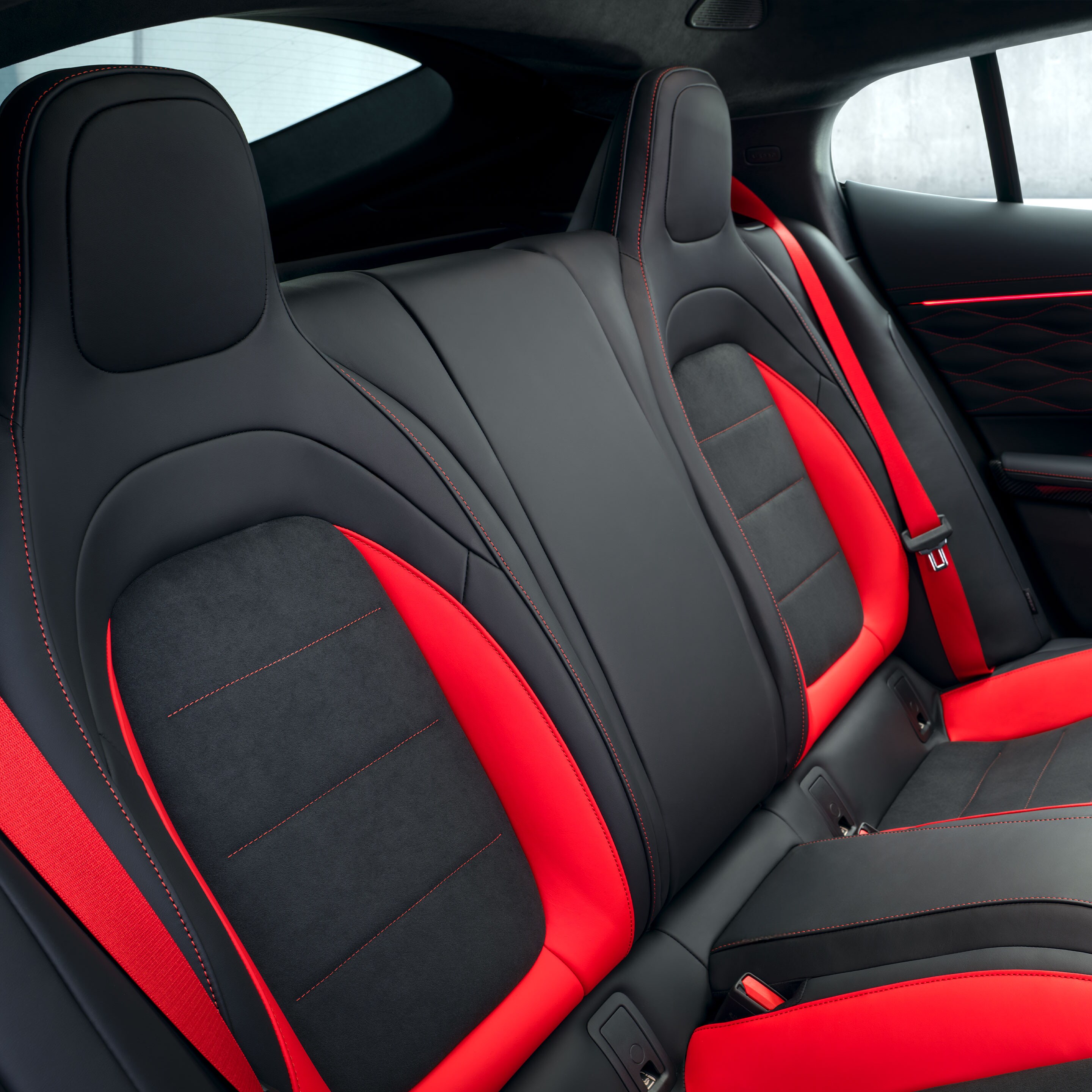 Komfort sedenia v&nbsp;zadnej časti interiéru v&nbsp;novom 4-dverovom kupé GT od značky Mercedes-AMG.