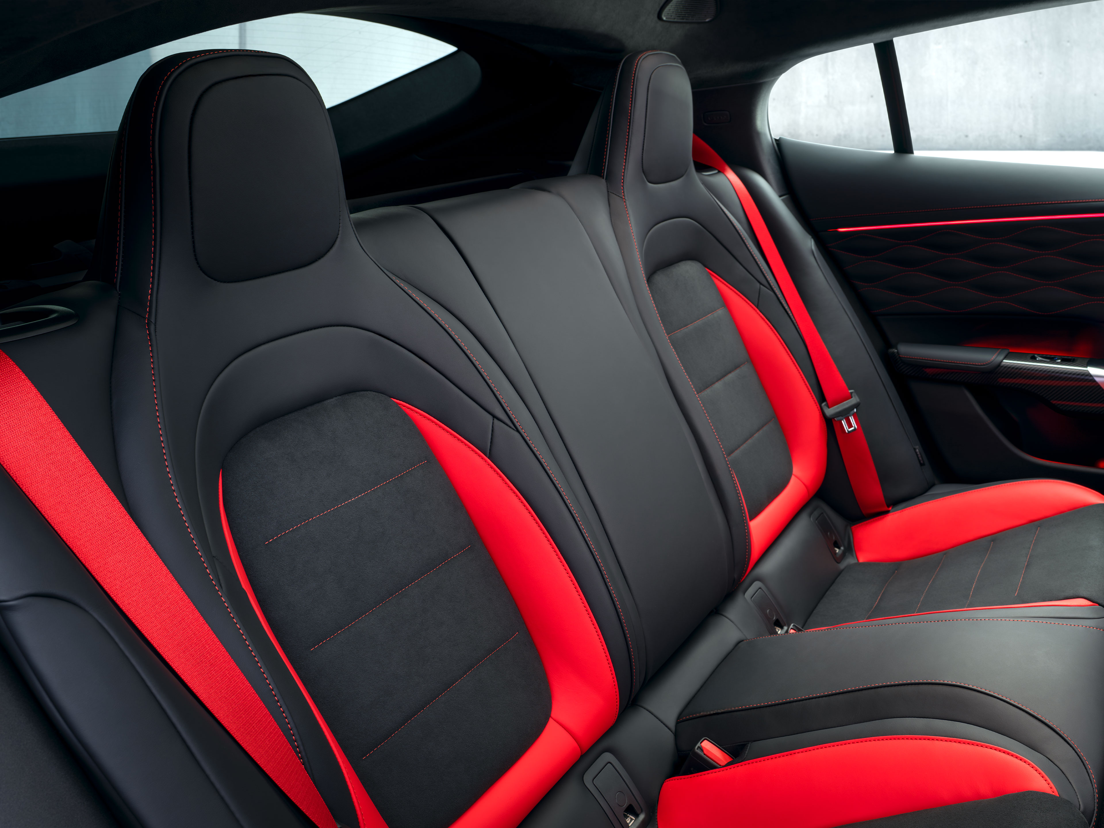 Komfort sedenia v zadnej časti interiéru | GT 4-dverové kupé | Mercedes-AMG Komfort sedenia v zadnej časti interiéru v novom 4-dverovom kupé GT od značky Mercedes-AMG.