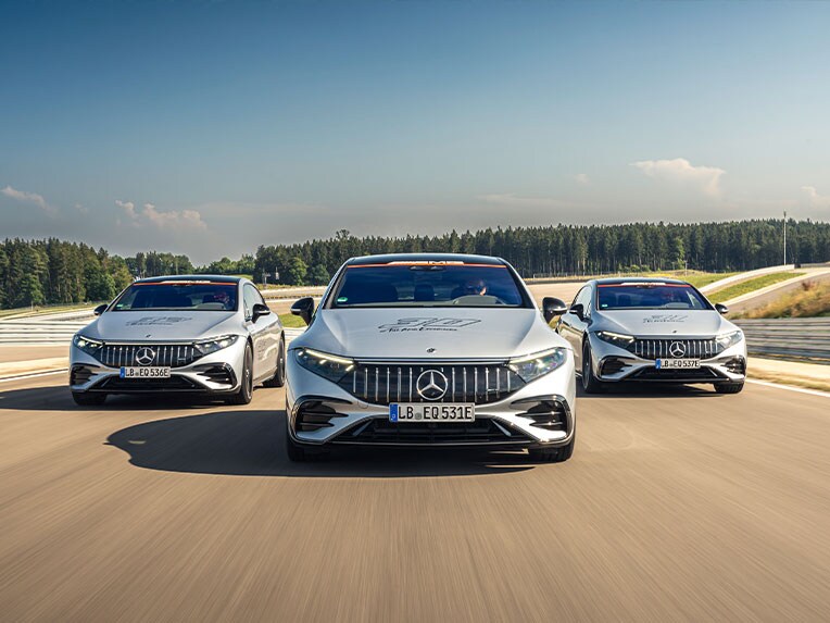 Tri modely Mercedes-AMG na pretekárskej trati.