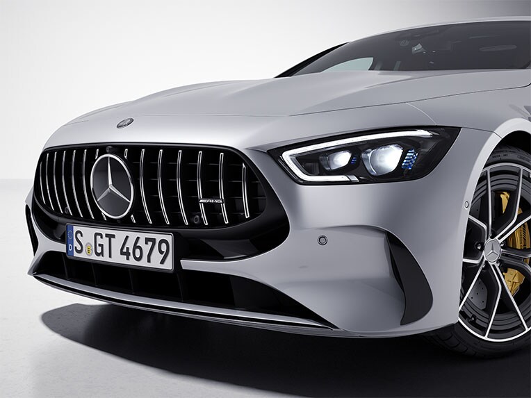 Mercedes-AMG GT 63 S E PERFORMANCE s balíkom pochrómovaných doplnkov AMG.