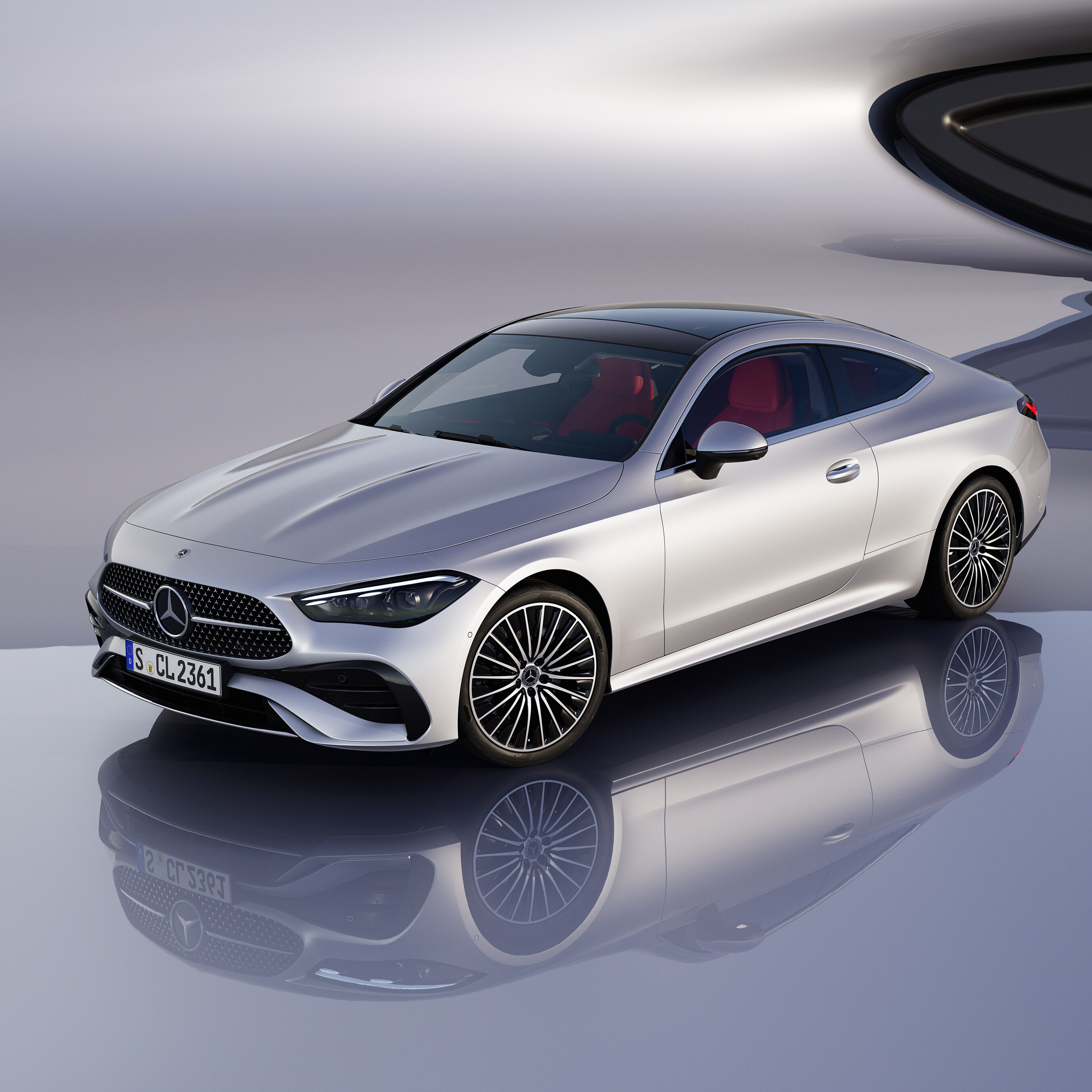 Pohľad spredu na kupé Mercedes-Benz CLE v&nbsp;svetlom prostredí.