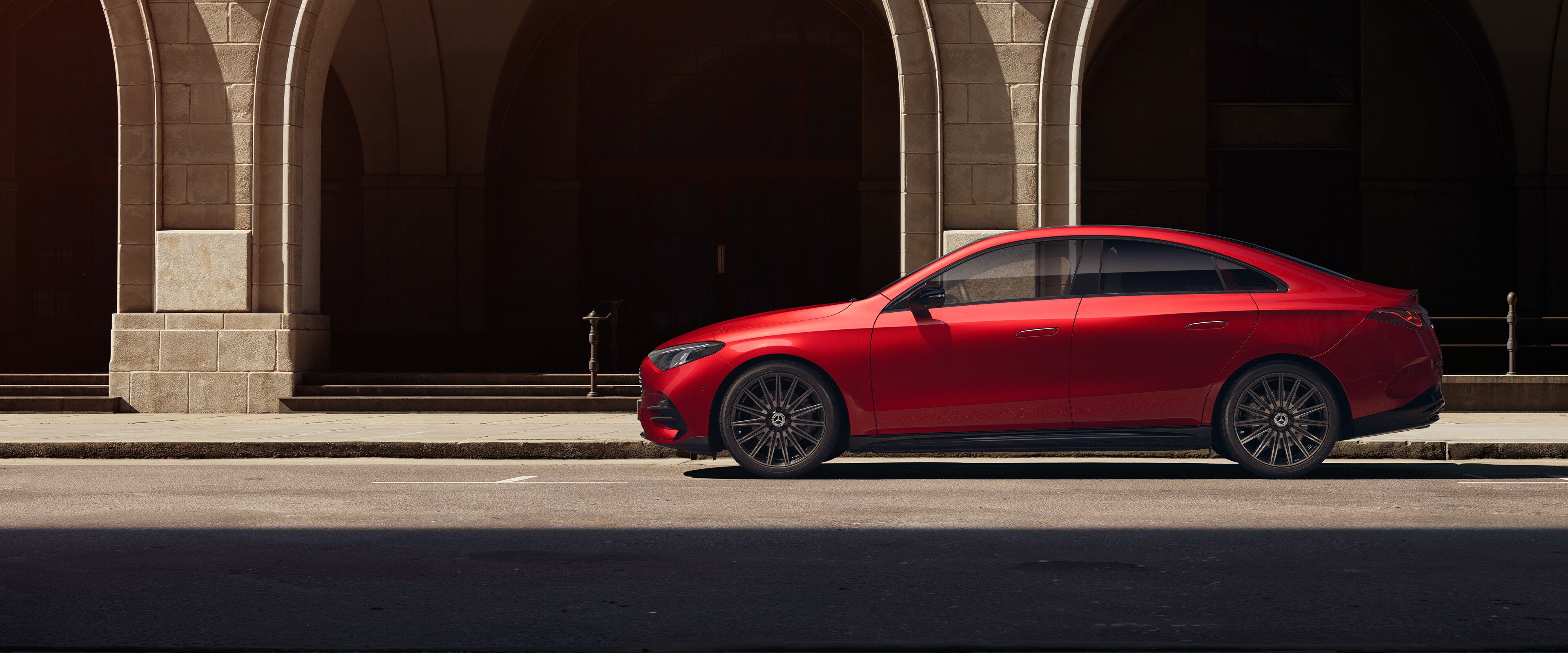 Pohľad zboku na stojaci sedan Mercedes-Benz CLA.