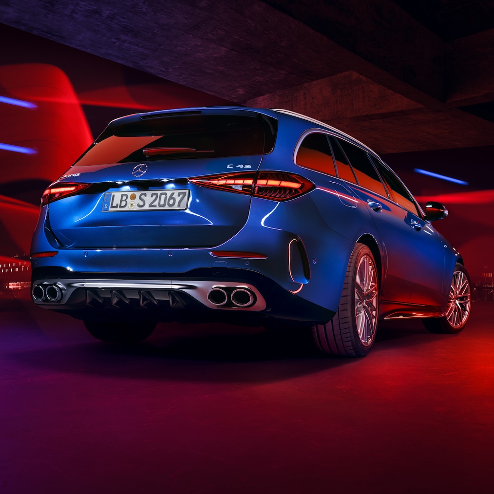 Spojler zadného nárazníka s vložkou difúzora vo vysokolesklej čiernej farbe kombi Mercedes-AMG Triedy C C 43.