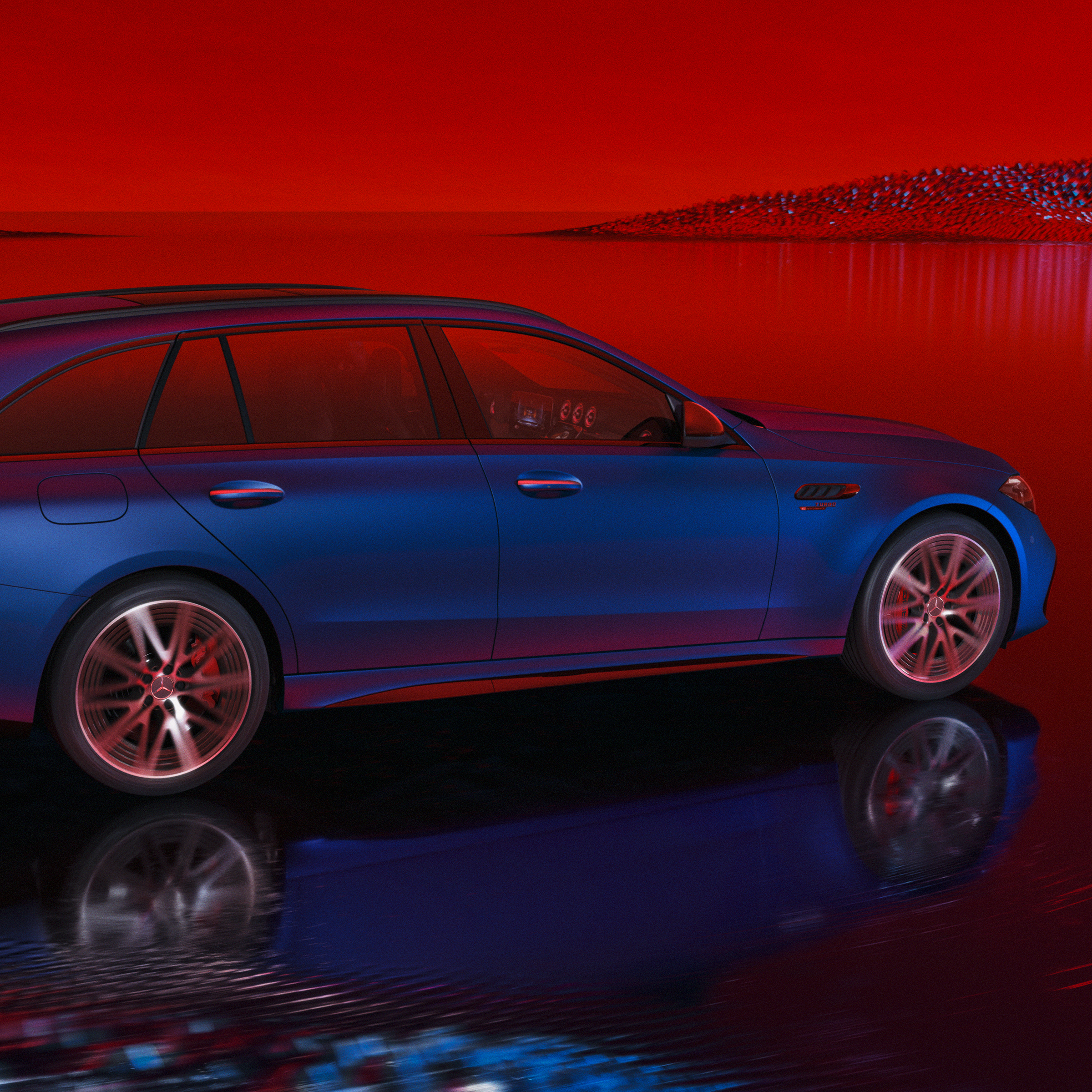 Mercedes-AMG C 63 S E PERFORMANCE kombi nalakované vo farbe spektrálna modrá MANUFAKTUR magno, pohľad zboku pred červeným pozadím.