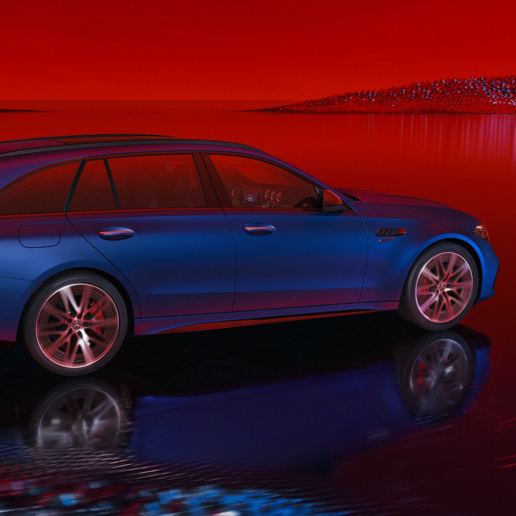 Mercedes-AMG C 63 S E PERFORMANCE kombi nalakované vo farbe spektrálna modrá MANUFAKTUR magno, pohľad zboku pred červeným pozadím.