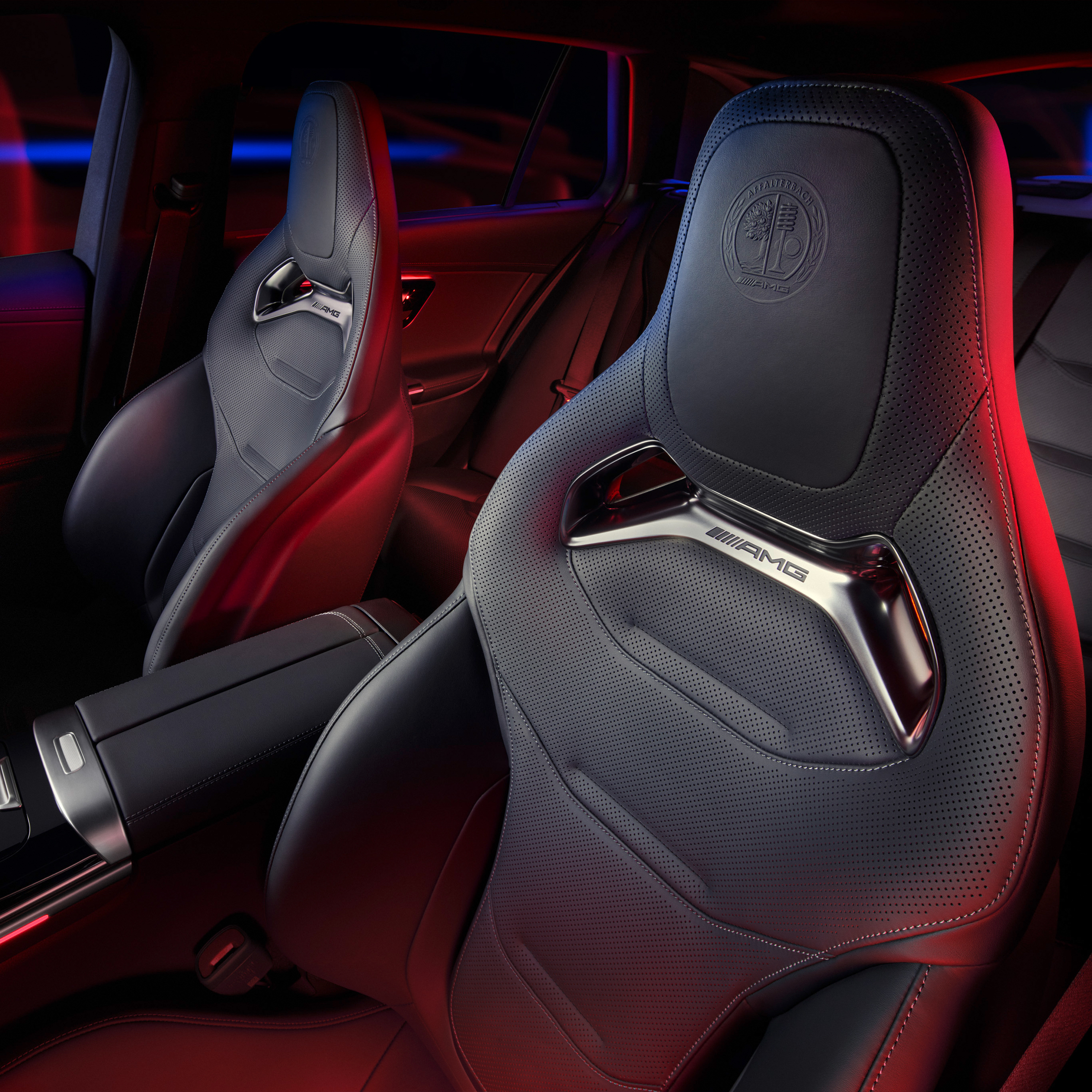 Pohľad na sedadlá AMG Performance z perspektívy otvorených dverí vodiča.