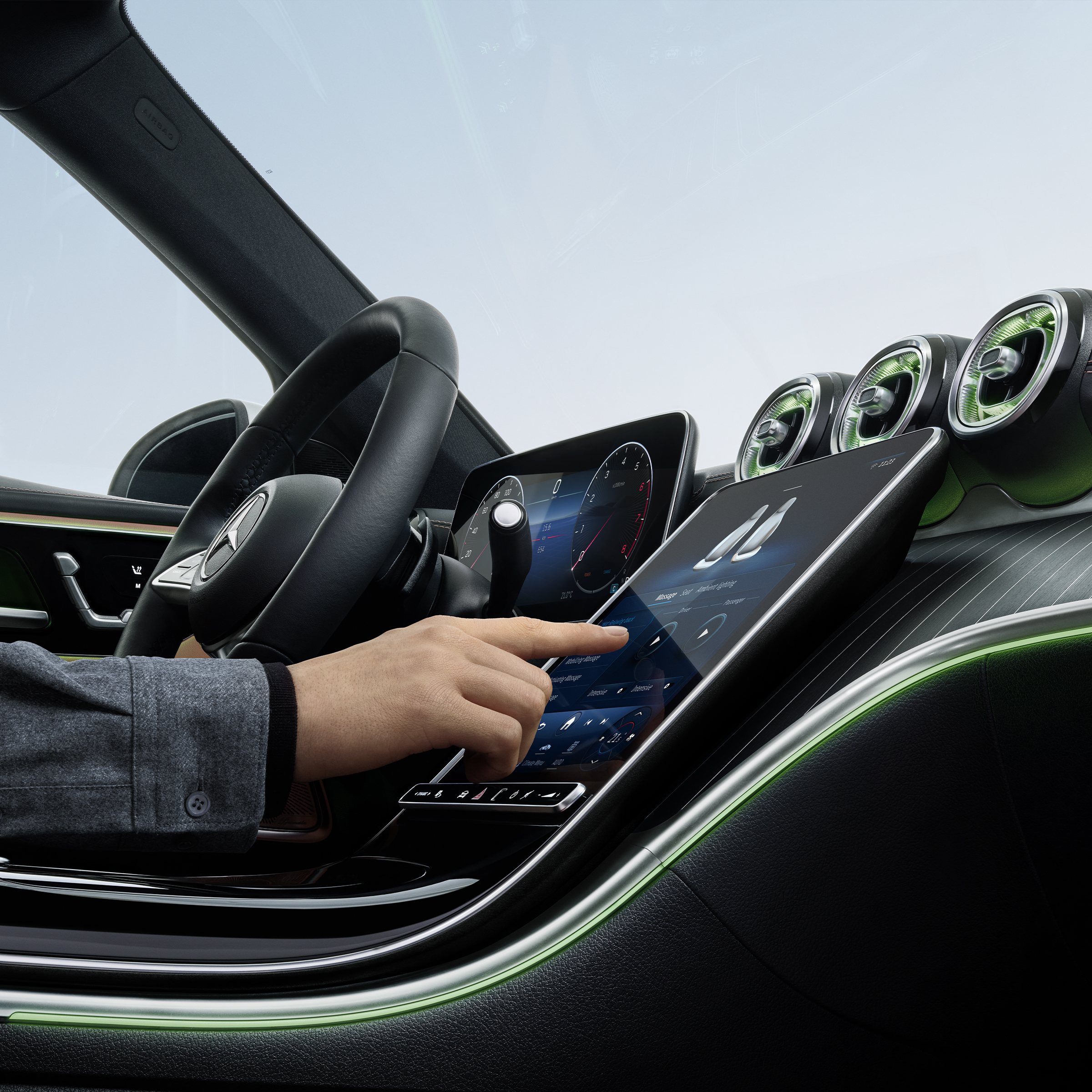 Pohľad zblízka na kokpit s displejmi vo vozidle Mercedes-Benz Triedy C.