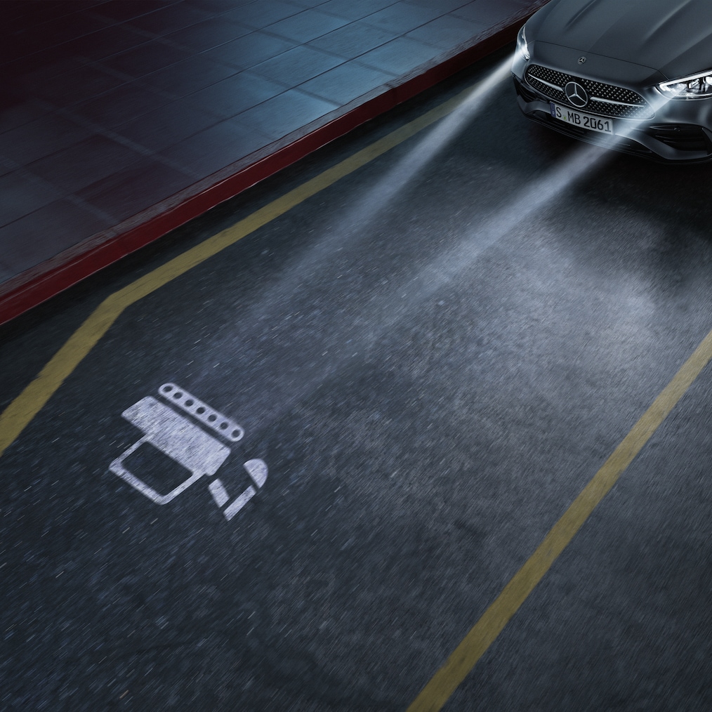Pohľad zblízka na systém svetlometov DIGITAL LIGHT Triedy C od značky Mercedes-Benz.