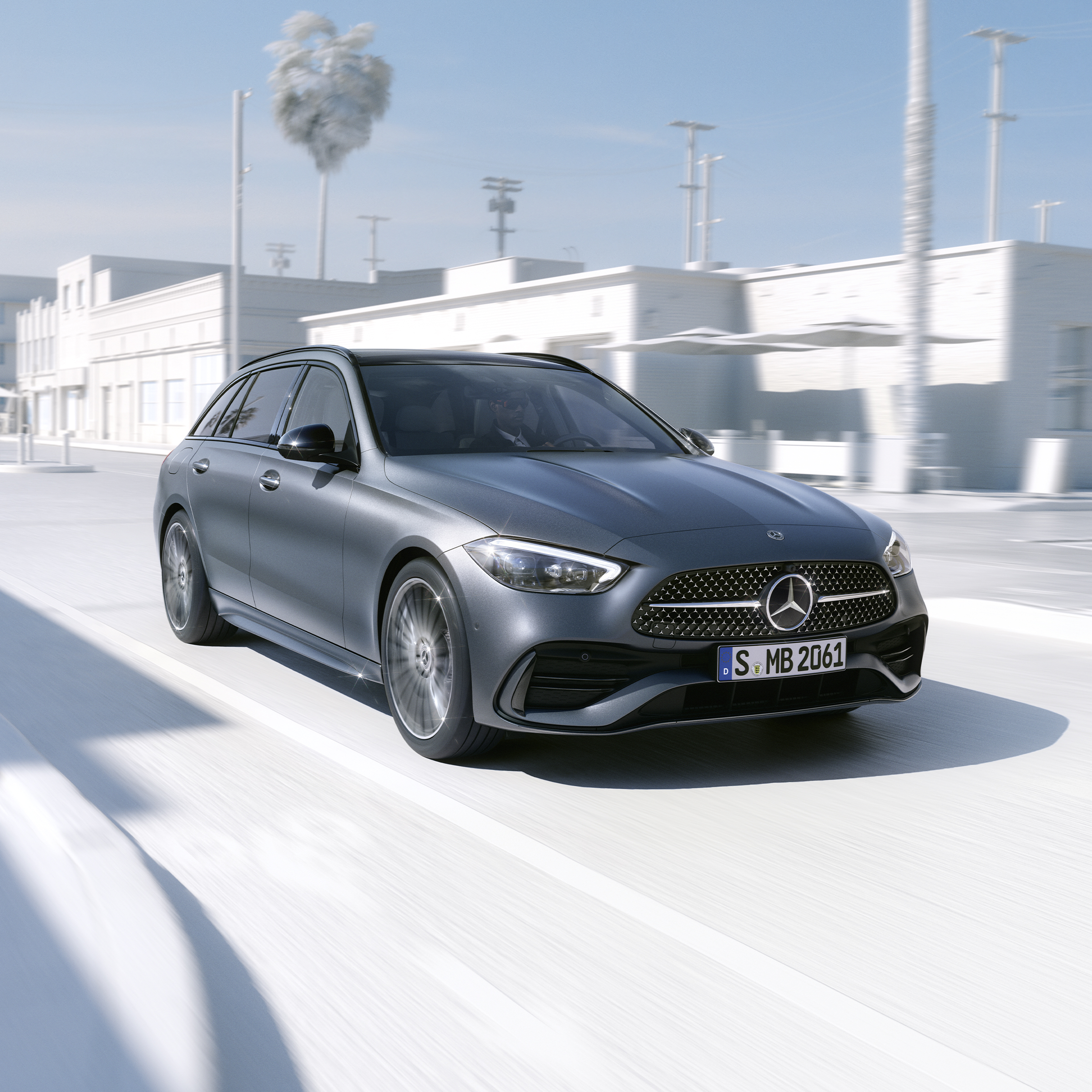 Bočný pohľad spredu na kombi Mercedes-Benz Triedy C.