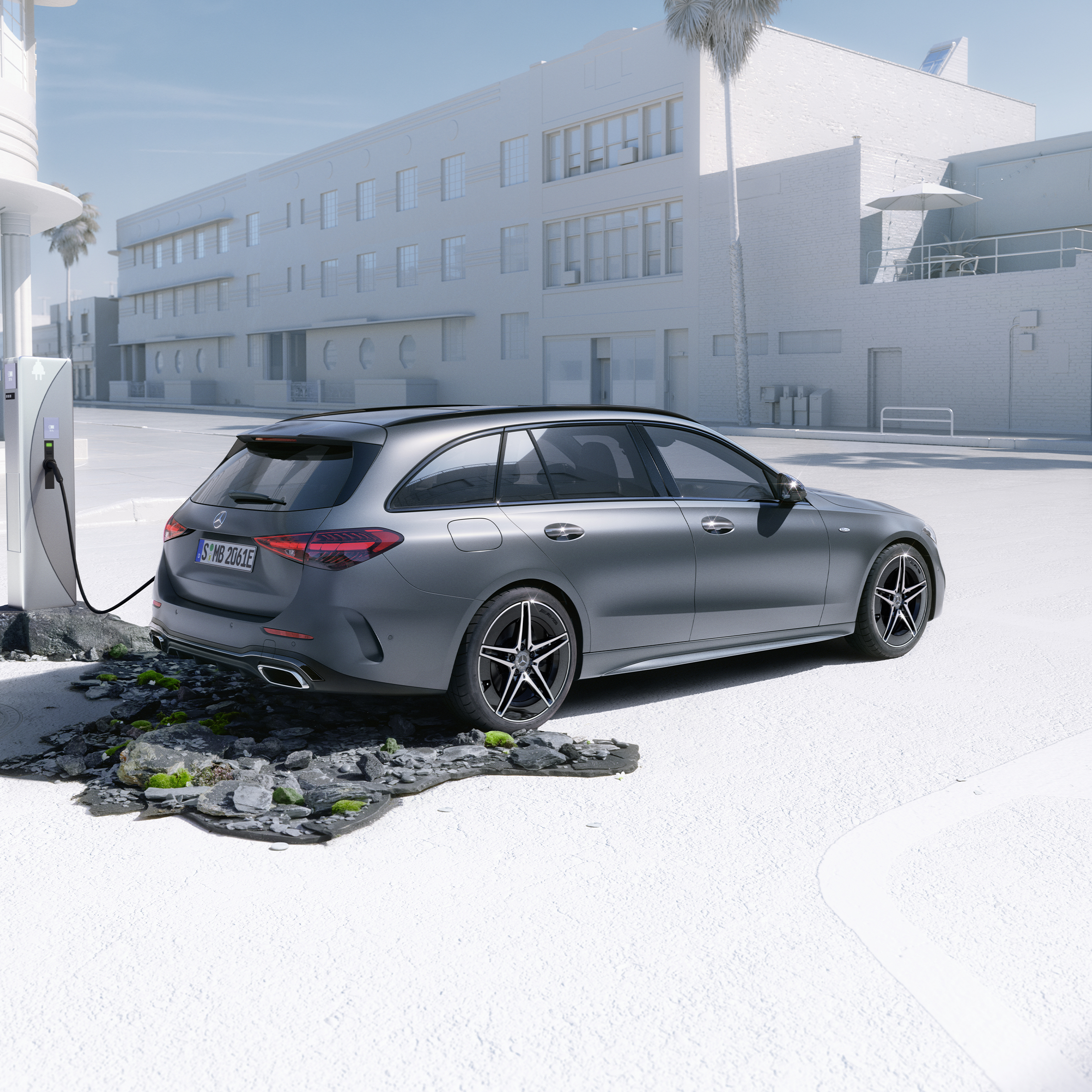 Dynamický pohľad na kombi Mercedes-Benz Triedy C (jazdná situácia) alebo počas státia na nabíjacej stanici.