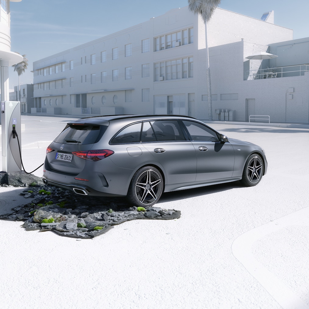 Dynamický pohľad na kombi Mercedes-Benz Triedy C (jazdná situácia) alebo počas státia na nabíjacej stanici.