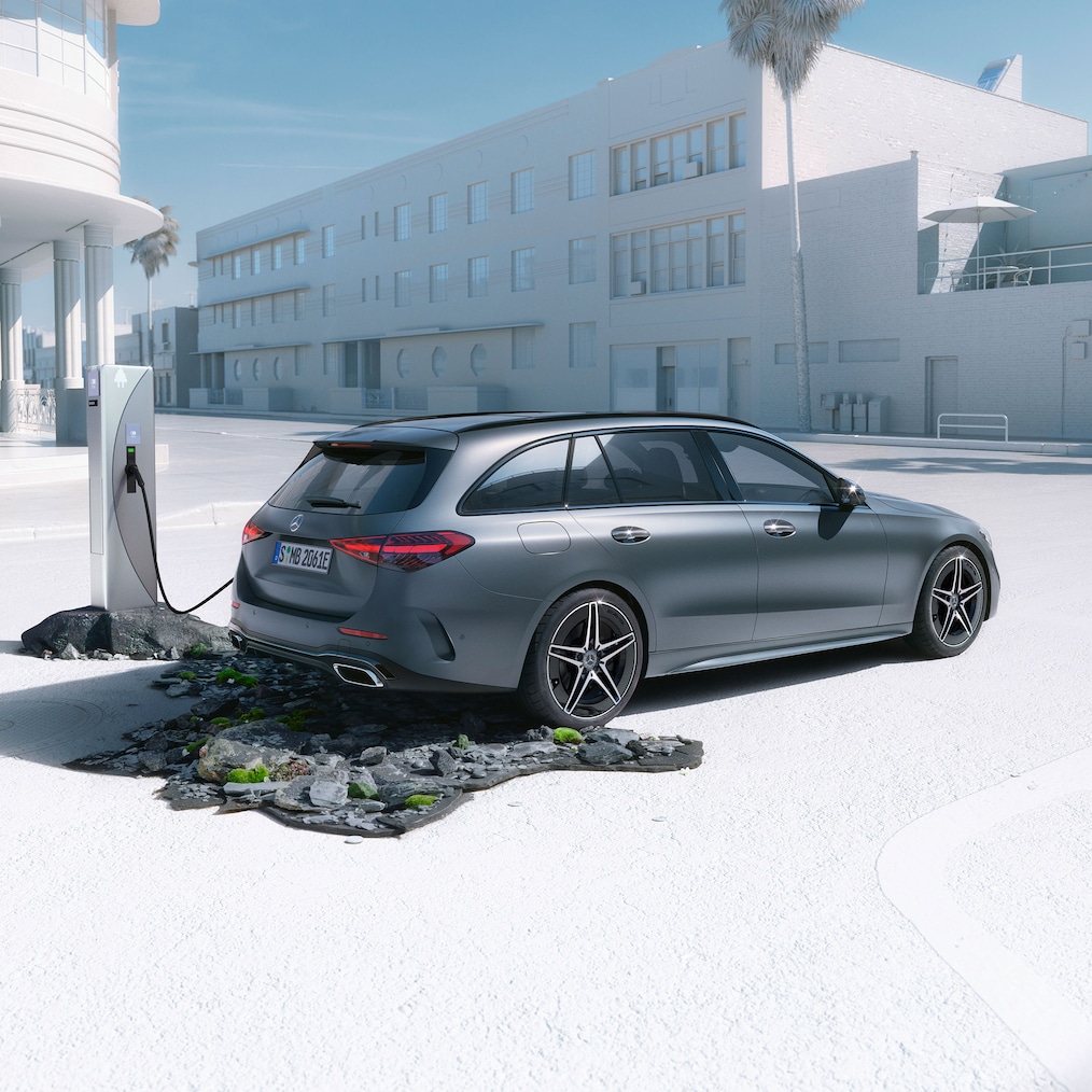 Dynamický pohľad na kombi Mercedes-Benz Triedy C (jazdná situácia) alebo počas státia na nabíjacej stanici.