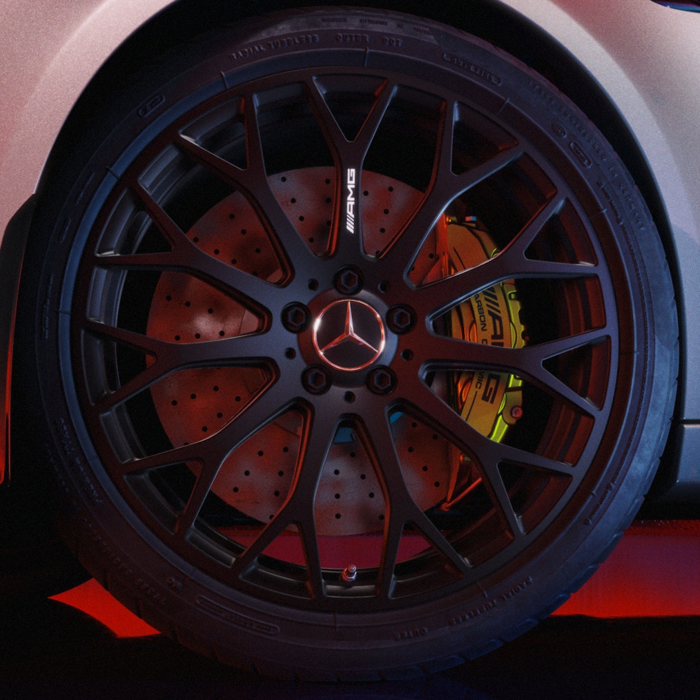 Pohľad zblízka na kovaný disk AMG (RZT) na modeli Mercedes-AMG C 63 S E PERFORMANCE.