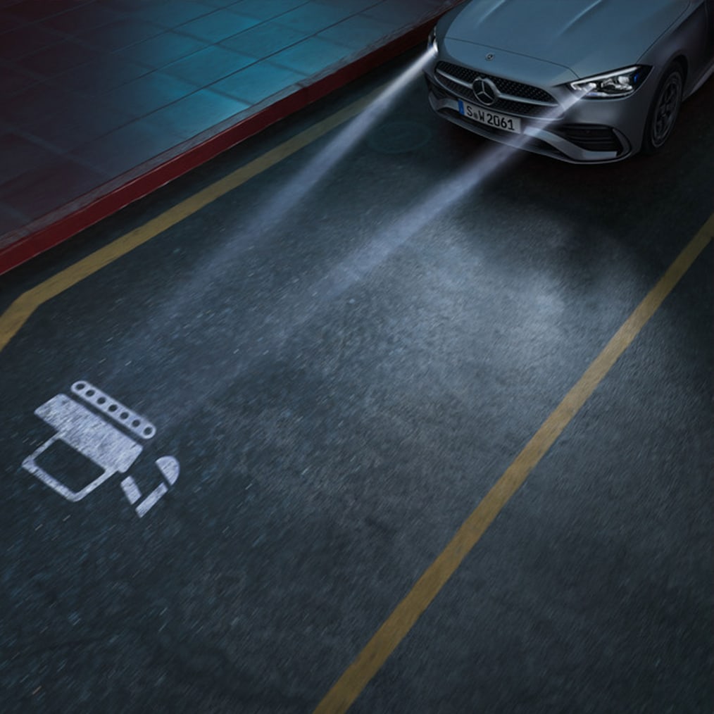 Pohľad zblízka na systém svetlometov DIGITAL LIGHT Triedy C od značky Mercedes-Benz.