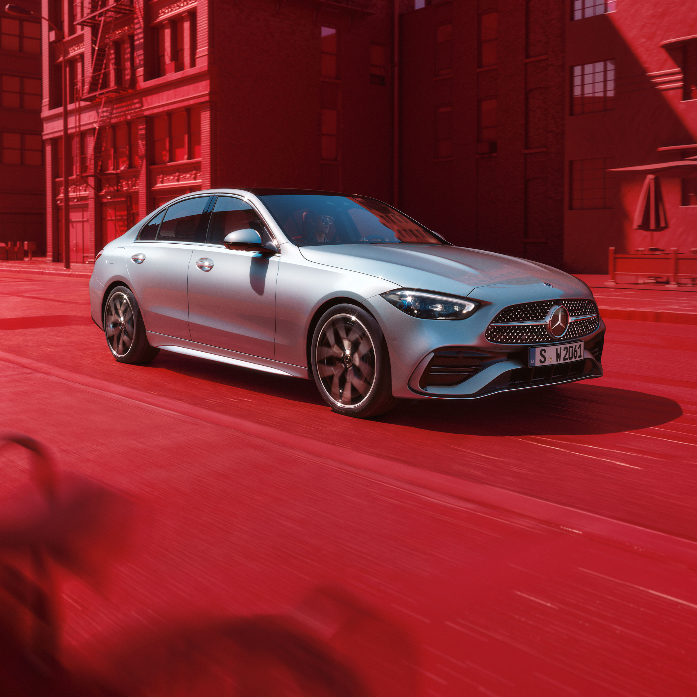 Bočný pohľad spredu na sedan Mercedes-Benz Triedy C.