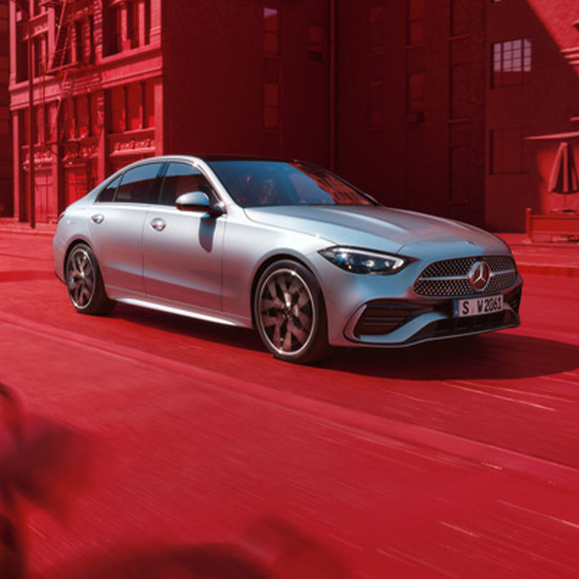 Bočný pohľad spredu na sedan Mercedes-Benz Triedy C.