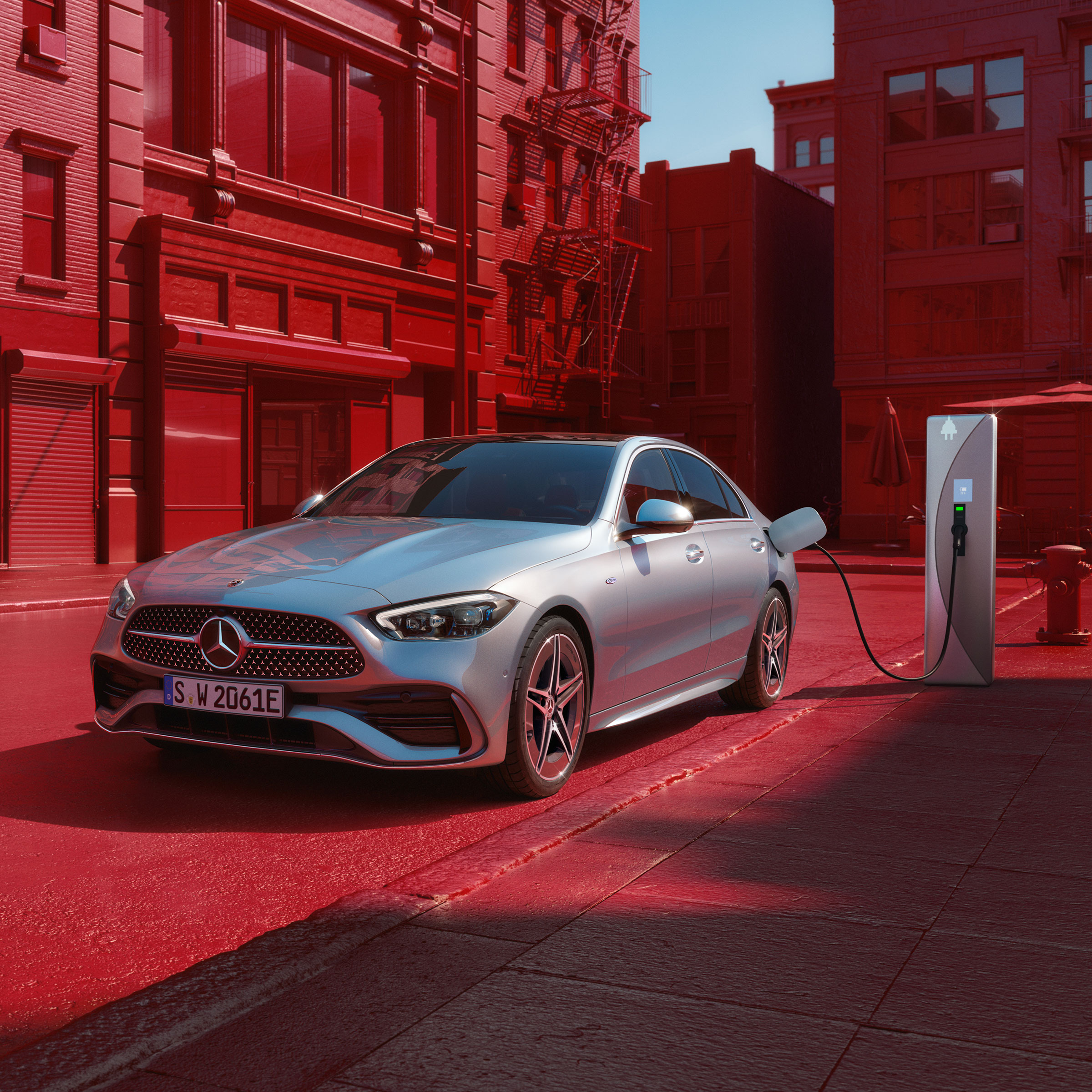 Dynamický pohľad na sedan Mercedes-Benz Triedy C (jazdná situácia) alebo počas státia na nabíjacej stanici.