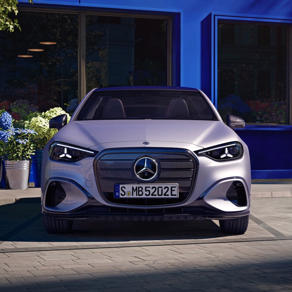 Osvetlený dizajn prednej časti úplne novej elektrickej Triedy&nbsp;C od značky Mercedes-Benz.