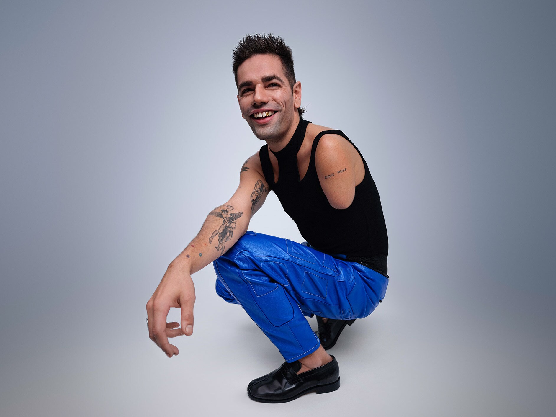 Motiv muža bez ruky.